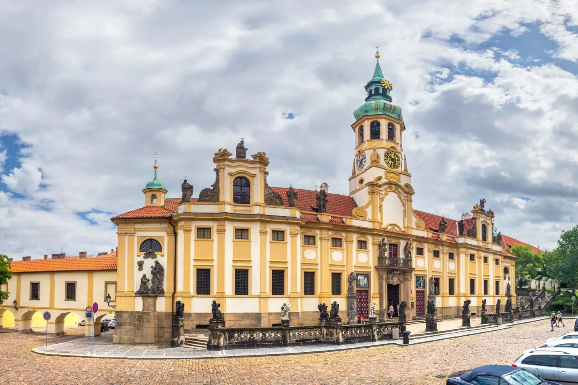 Das Prager Loreto Kloster ist ein beeindruckendes Barockheiligtum und Wallfahrtsort, der Besucher aus aller Welt anzieht. Dieses architektonische Meisterwerk, das im 17. Jahrhundert erbaut wurde, ist ein bedeutender Bestandteil der religiösen Geschichte Prags und ein atemberaubender Ort, den man unbedingt besuchen sollte.