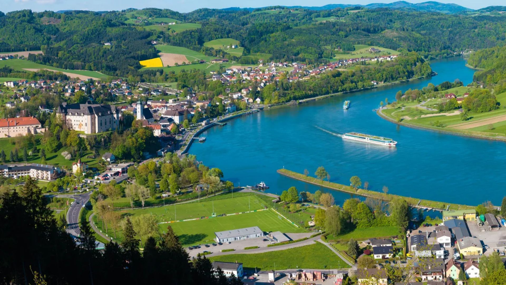 Atemberaubender Blick auf den Rhein und die umliegenden Hügel.