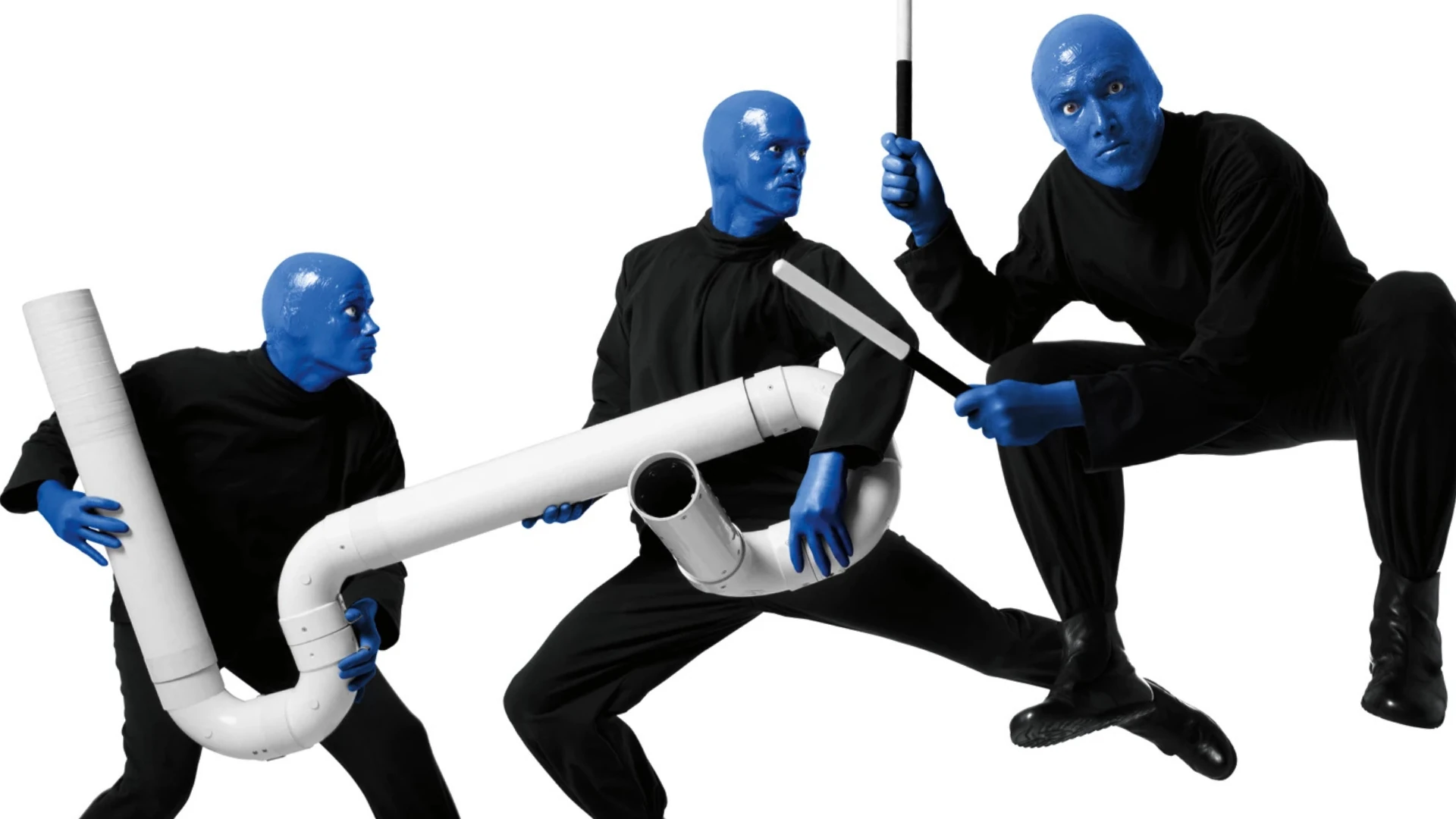 Show Blue Man Group in Berlin - 3 blaue Männer in schwarzer Kleidung springen in die Luft