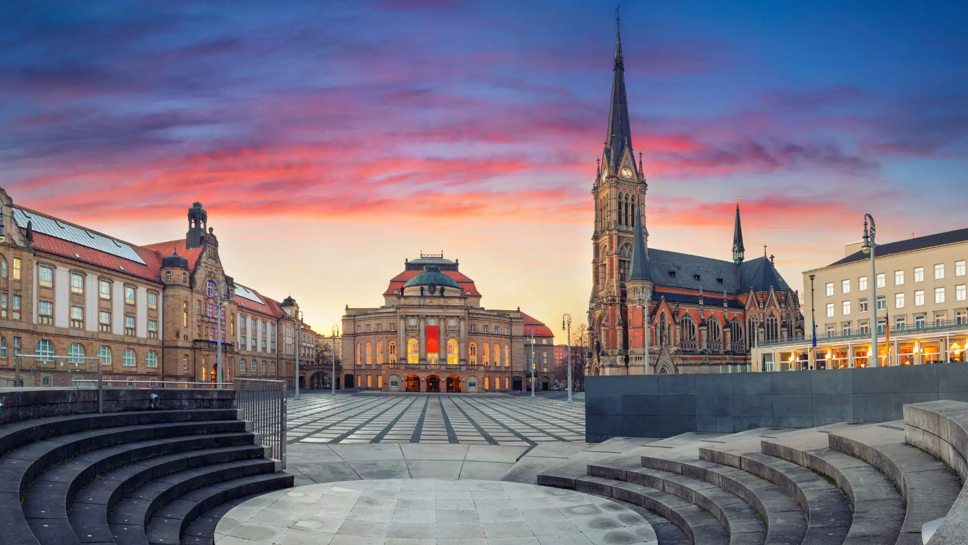 Zentraler Platz mit Kirche und repräsentativen Gebäuden in Chemnitz