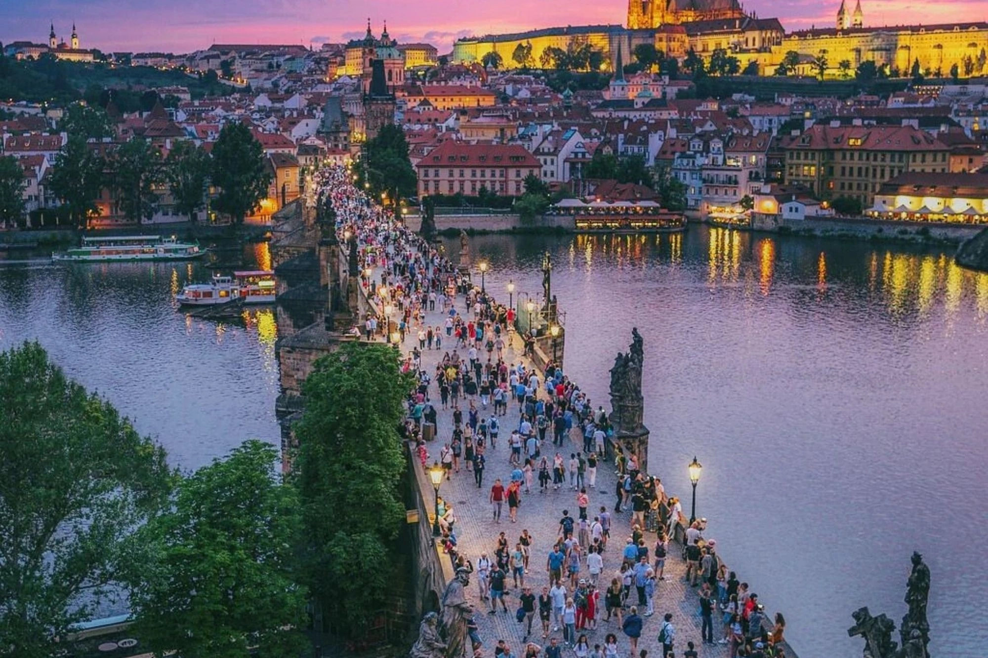 Panoramablick auf Prag und die Karlsbrücke bei Sonnenuntergang