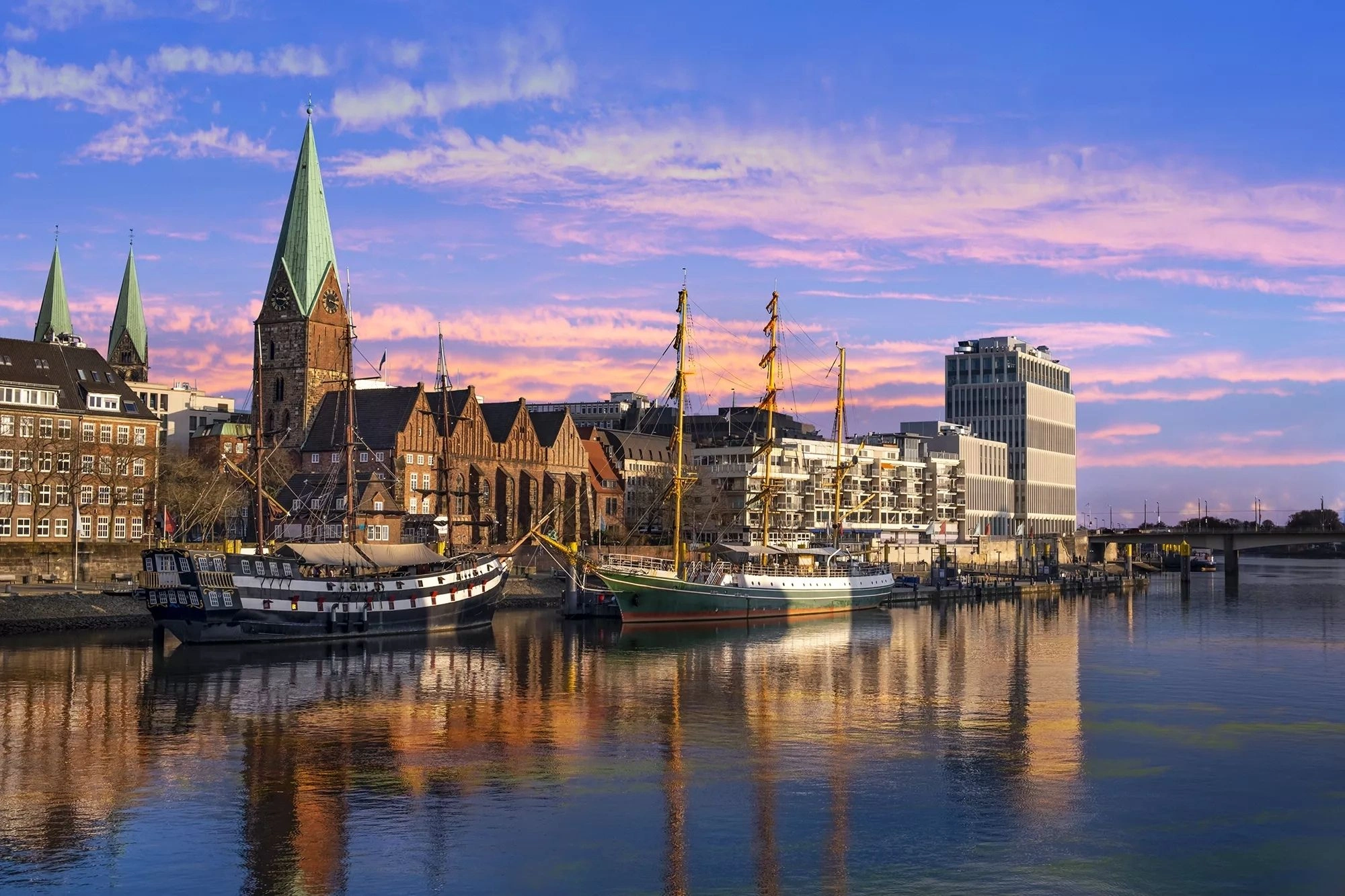 Hafen in Bremen mit Kirche im Hintergrund