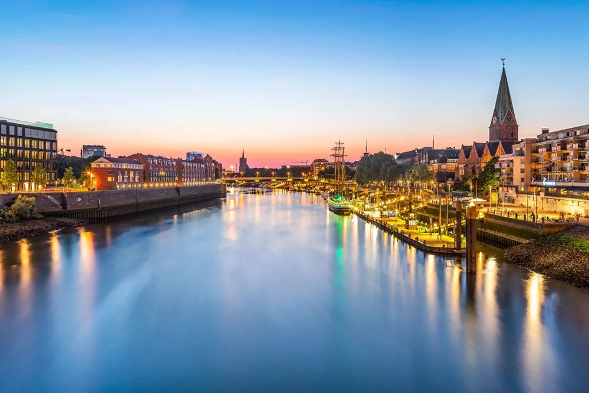 Abendstimmung am Fluss Weser im Bremen Urlaub