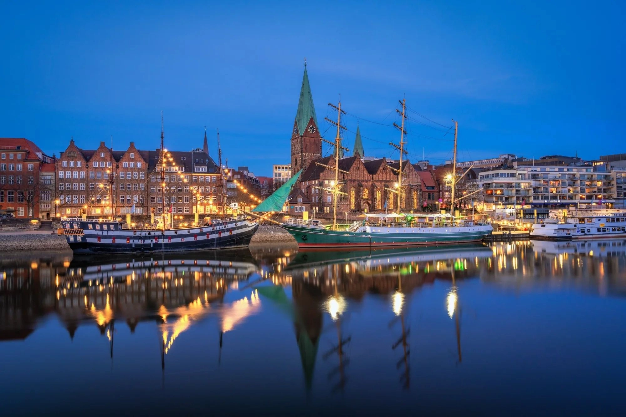 Segelschiff Alexander von Humboldt am Martinianleger in Bremen zur blauen Stunde