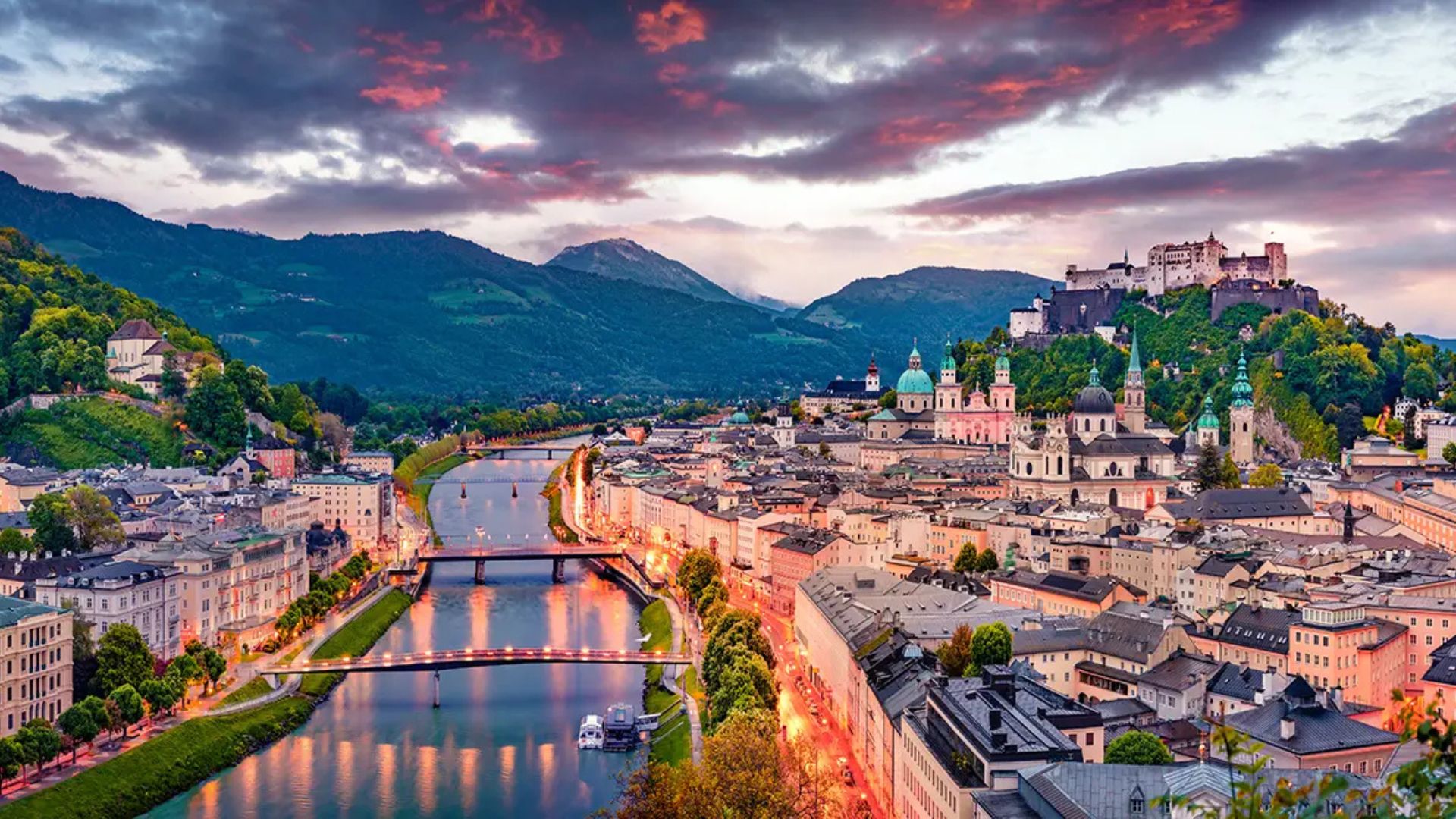 Historische Altstadt von Salzburg mit Blick auf die Festung