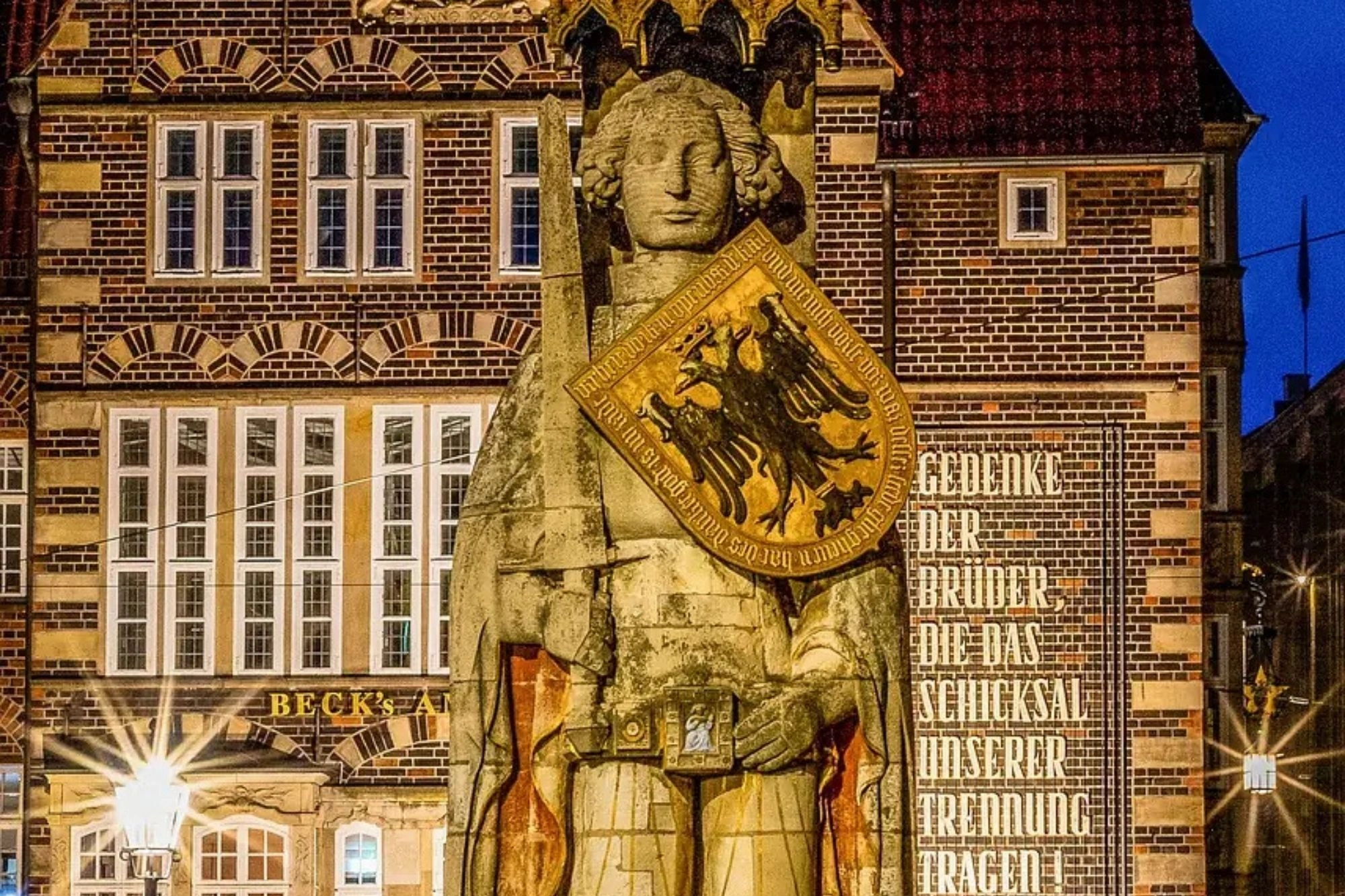 Von Scheinwerfern angestrahlter Bremer Roland