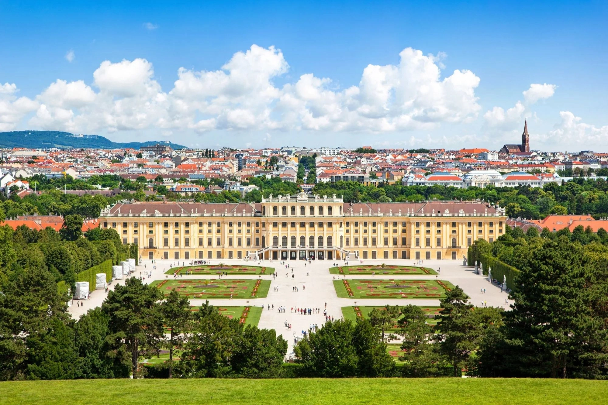 Schloss Schönbrunn in Wien aus der Ferne