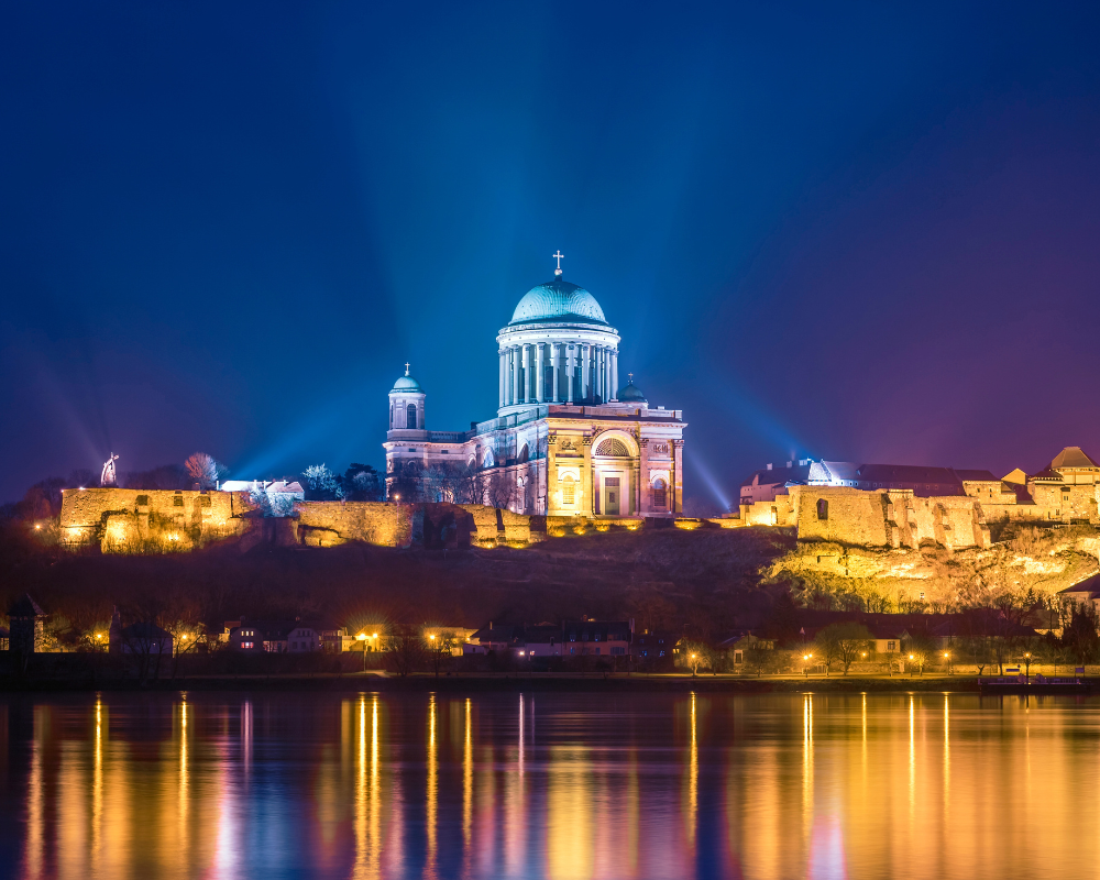 Ungarische Basilika bei Nacht mit strahlendem Himmel