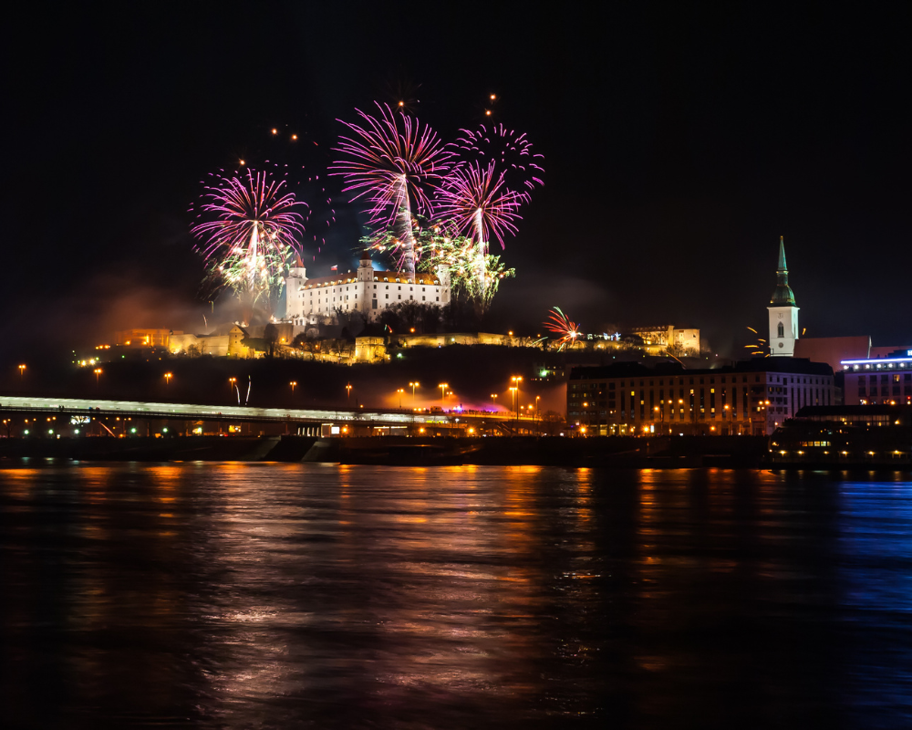 Farbenfrohes Feuerwerk über der Burg bei Nacht