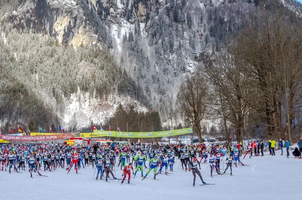 Massenstart beim König-Ludwig-Lauf in Oberammergau.