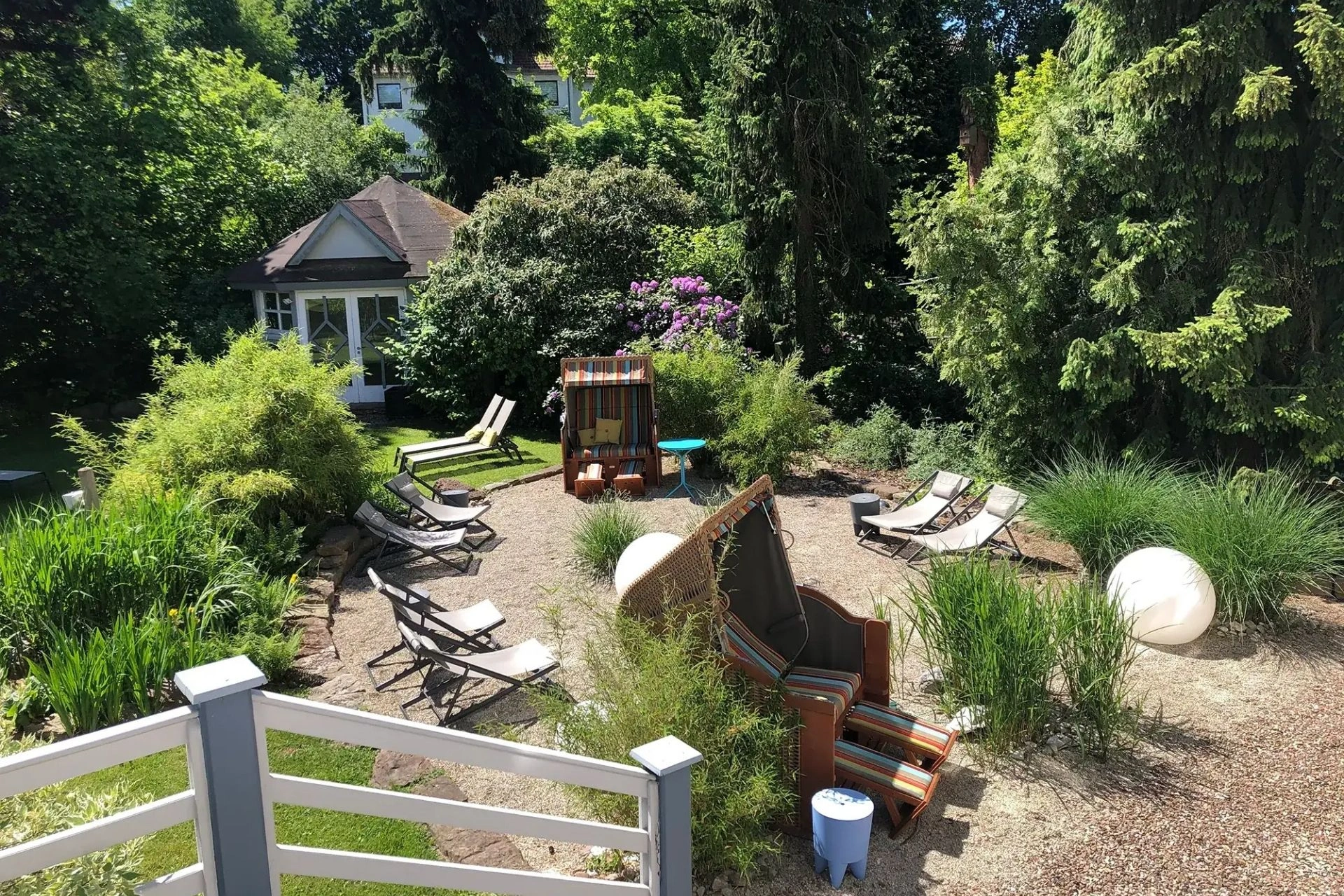 Blick in den Garten mit Standkörben und Liegen zur Entspannung im Romantisches Hotel Menzhausen