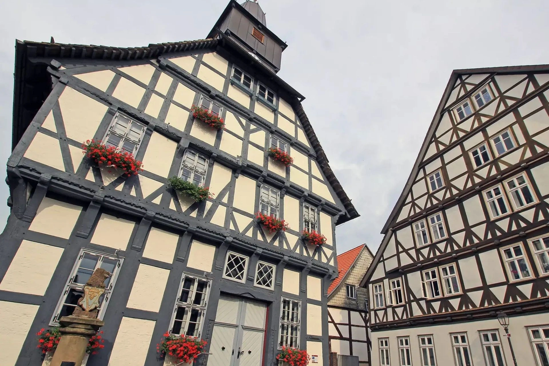 Fachwerkhäuser mit Geranien in Uslar in der Nähe vom romantischen Hotel Menzhausen