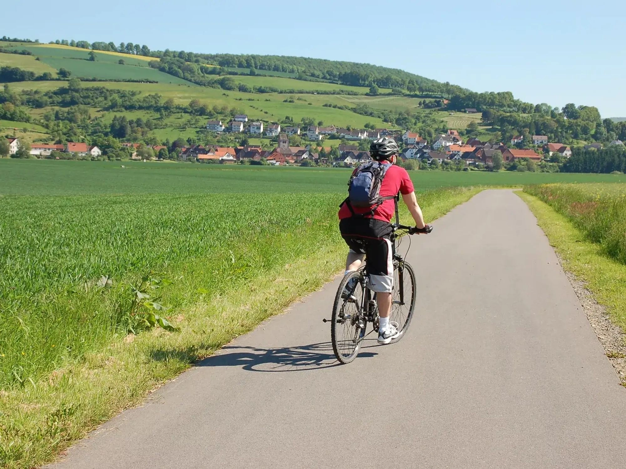 Radfahrer im Weserbergland bei Sonnenschein auf der Reise im romantischen Hotel Menzhausen