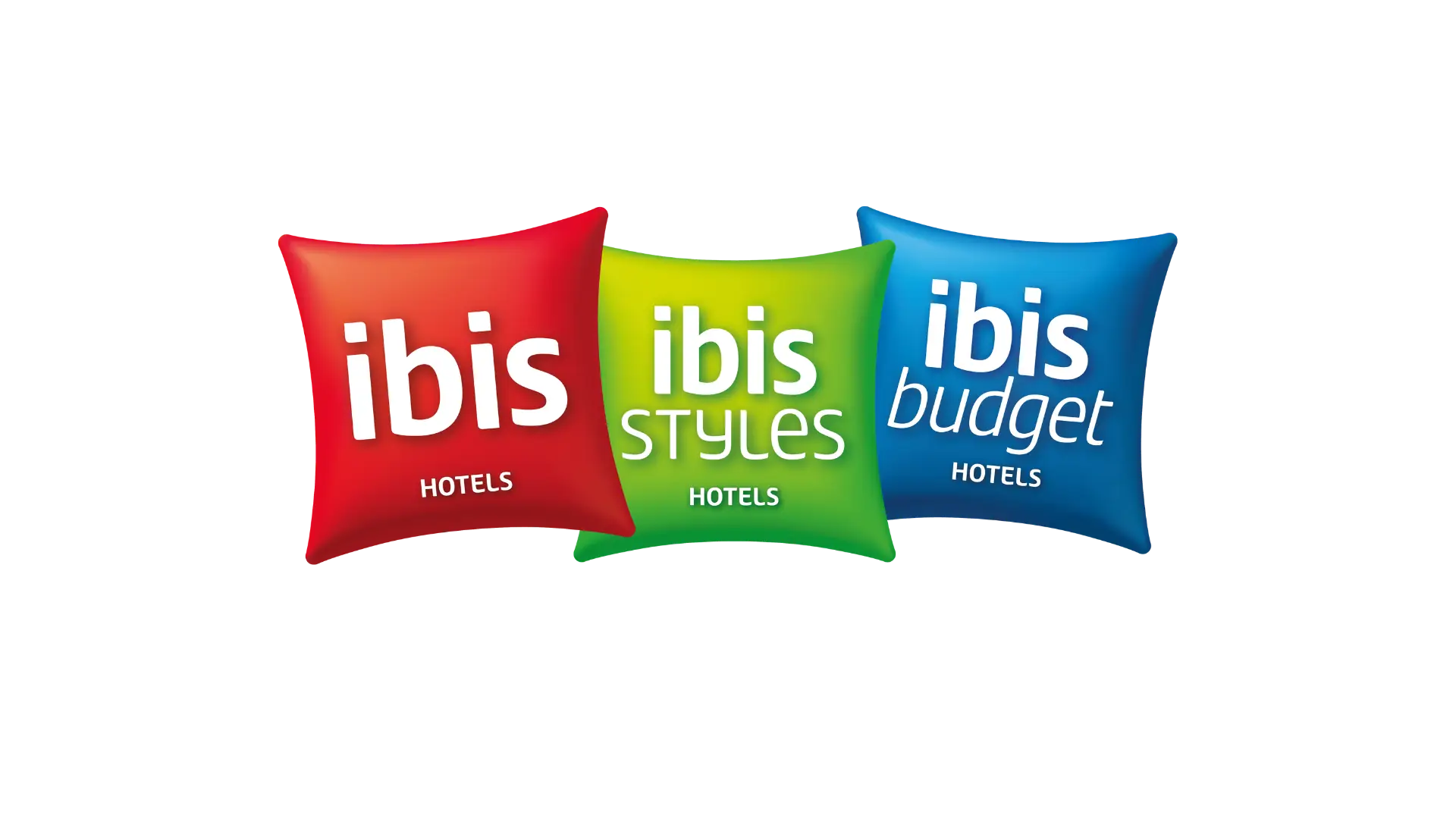 Drei Kissen mit den Hotelmarken ibis, ibis Styles und ibis budget in unterschiedlichen Schriftarten