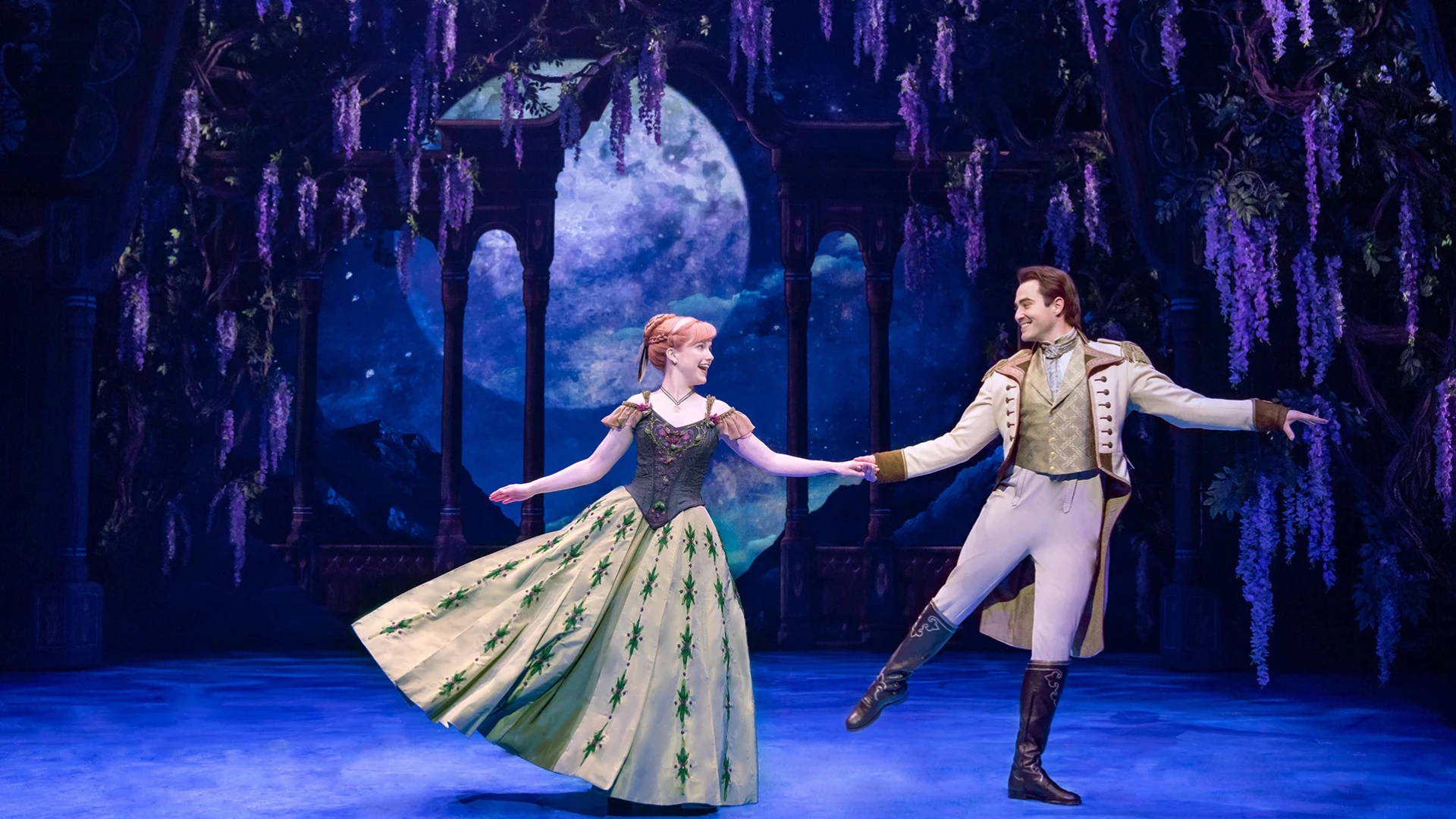 Musical Disneys Die Eiskönigin in Hamburg - Szene in der Anna und Hans nach der Krönung im Garten tanzen