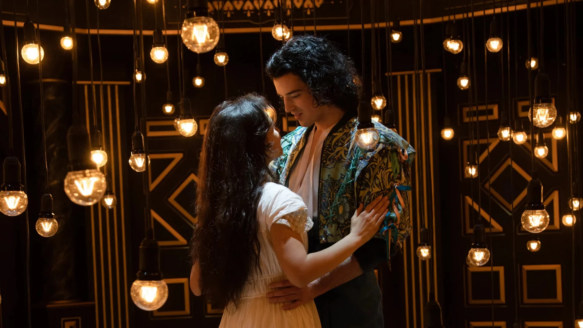 Romeo & Julia Musical: Szenemmotiv Julia & Romeo in den Armen