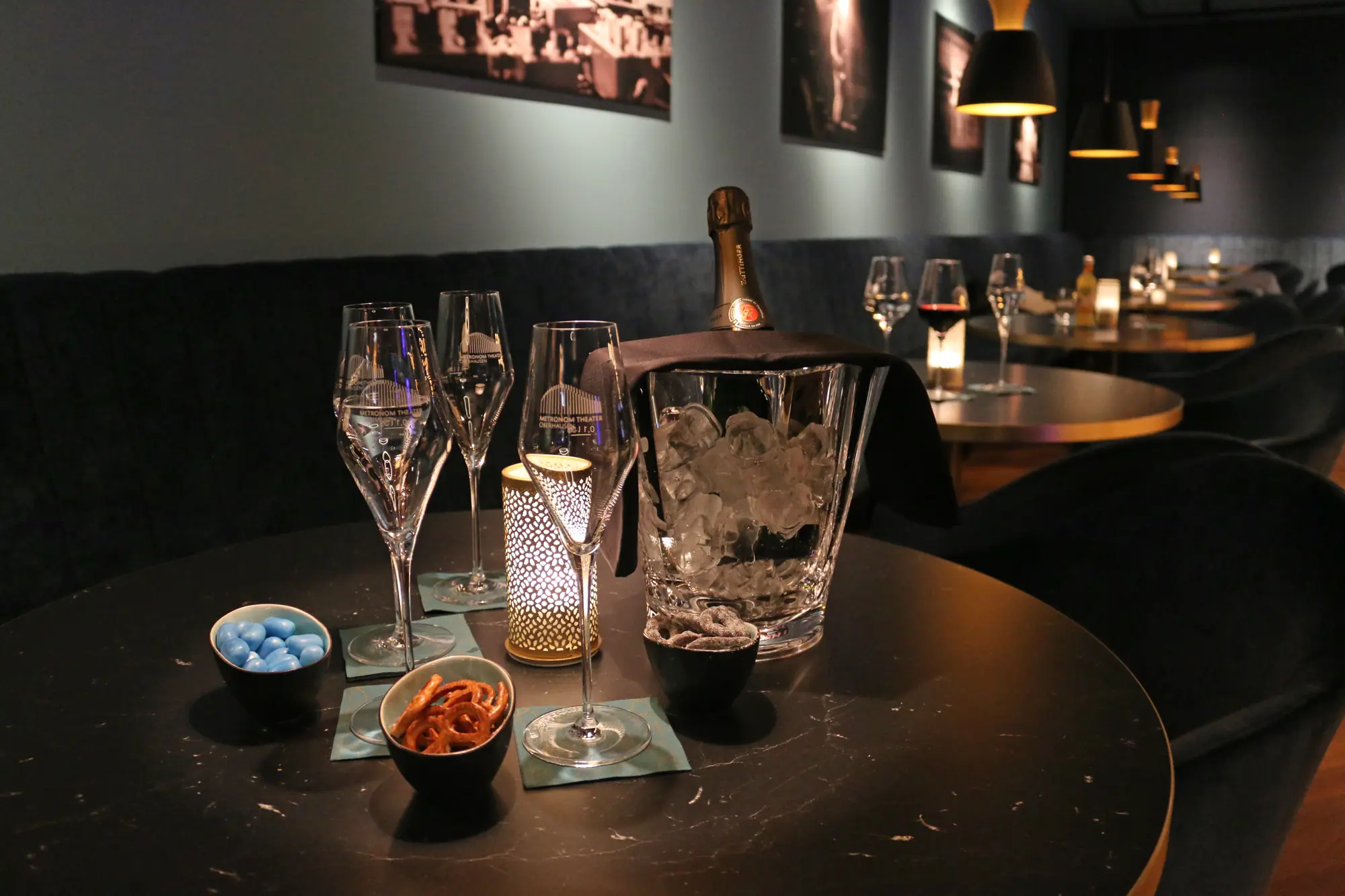 Eingedeckter Tisch mit edlen Kristallsektgläsern, einem Kühler mit Champagner Flasche in der Diamond Lounge