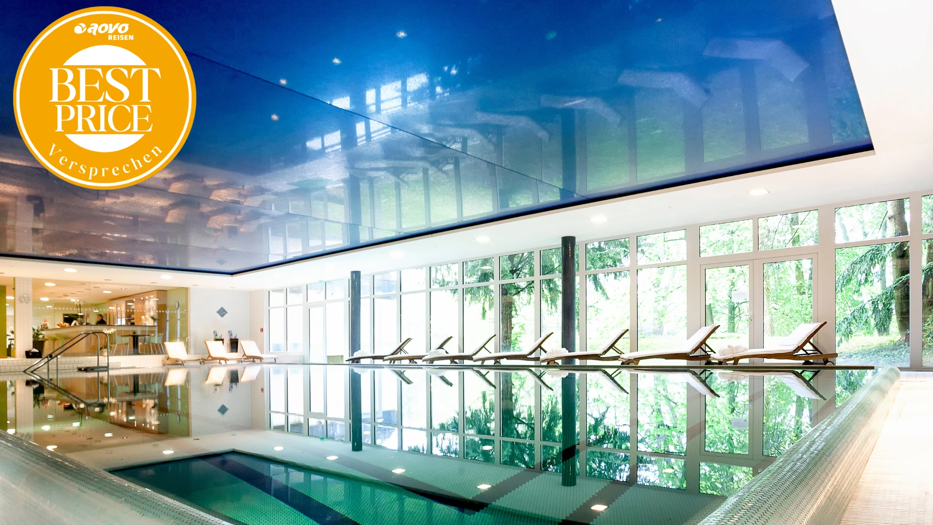 Blick in den Indoor Poolbereich des Hotel Dolce Bad Nauheim mit Schwimmbecken, Liegestühlen und eine Poolbar im Hintergrund_ BestPrice