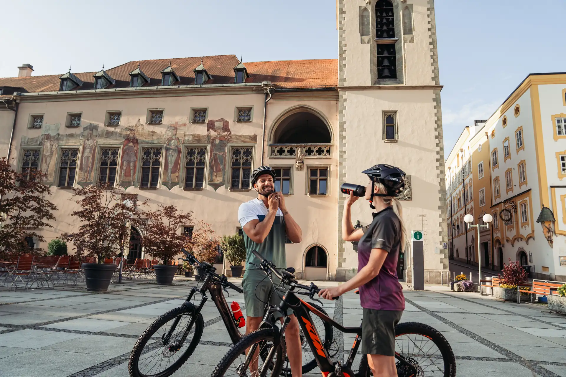 Radfahrer machen kurze Trinkpause in Passau, während sie die Welterbe Runde entlang fahren.