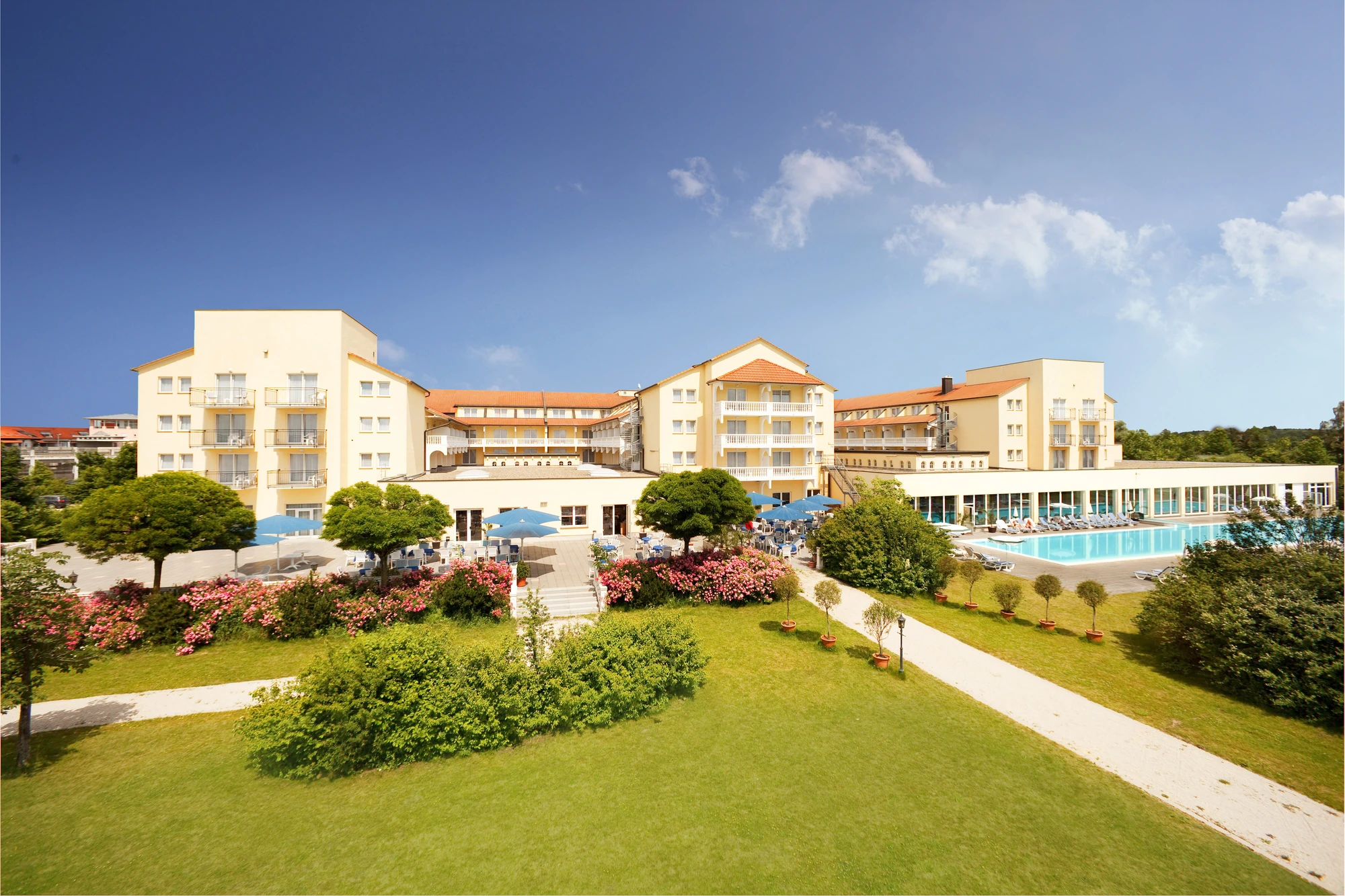 Dorint-Marc-Aurel-Bad-Gögging-Aussenansicht-Tag