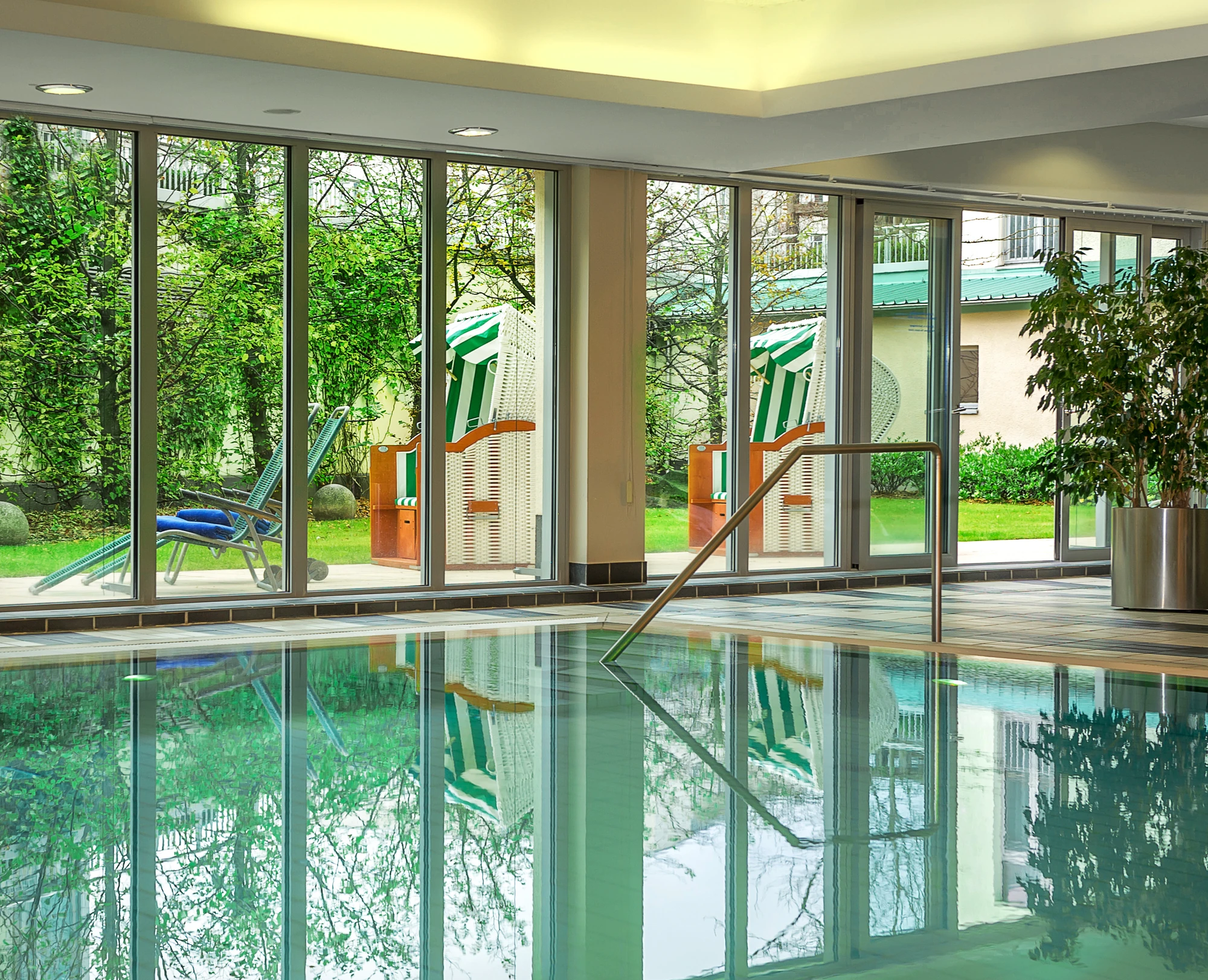 Dorint Hotel Potsdam Aqua Spa, Pool und Blick auf Strandkörbe im Außenbereich