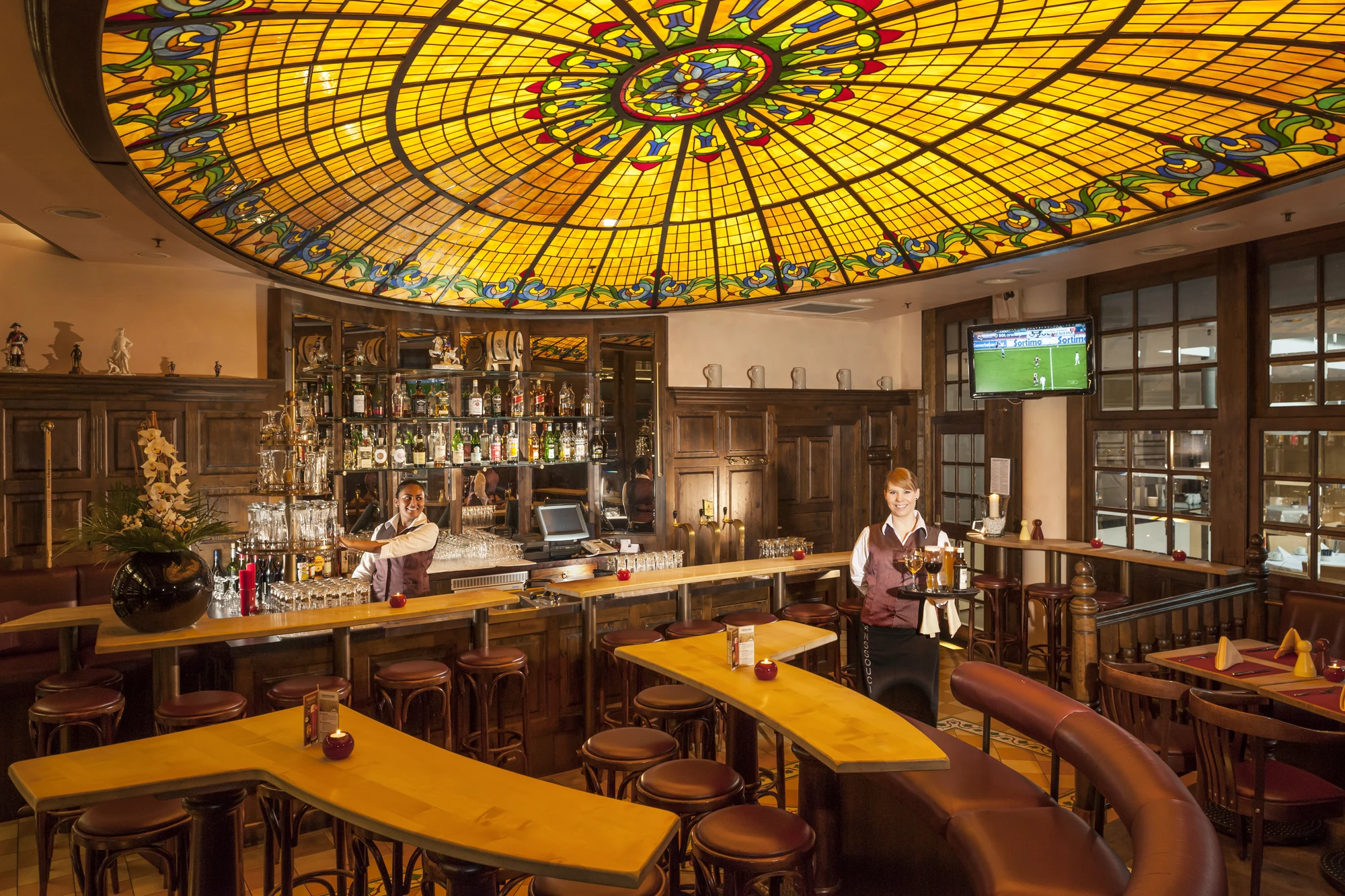 Dorint Hotel Potsdam, Bierstube mit beeindruckender Glasmalerei an der Decke und nettes Personal an der Theke