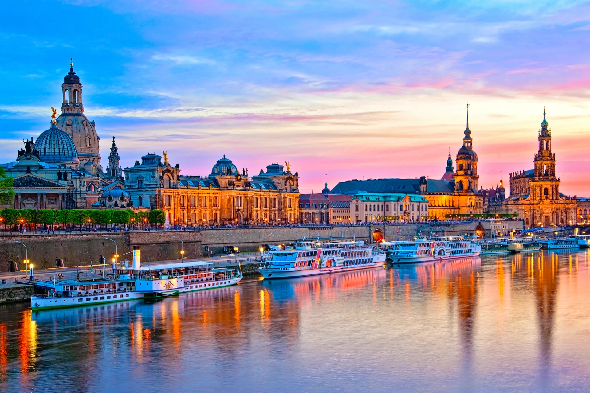 Skyline von Dresden am Ufer der Elbe bei Sonnenuntergang.