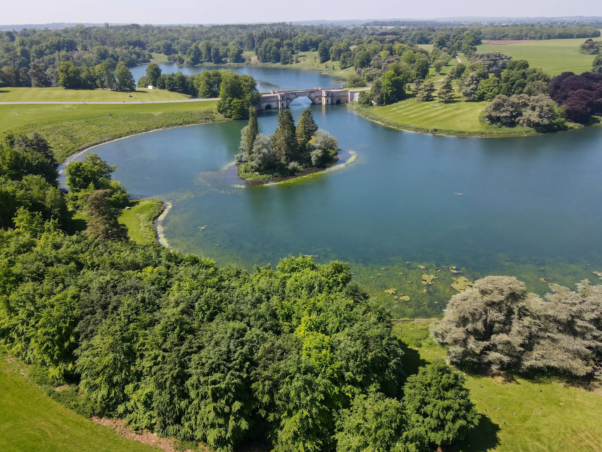 Drohnenblick auf den See des Schlosses Blenheim in Woodstock, England