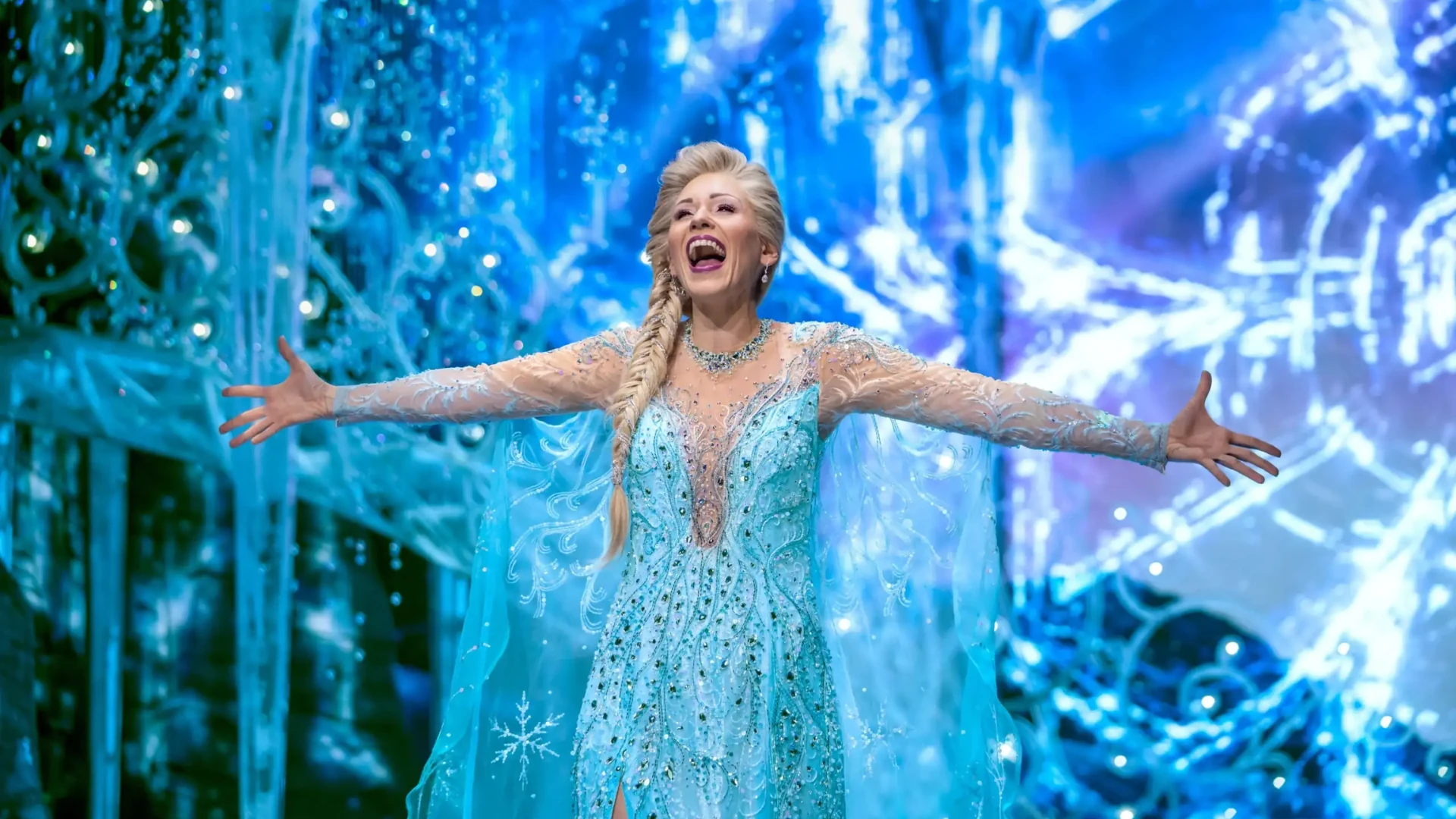 Musical Disneys Die Eiskönigin in Hamburg - Elsa singt in ihrem Eispalast im eisblauen Kleid