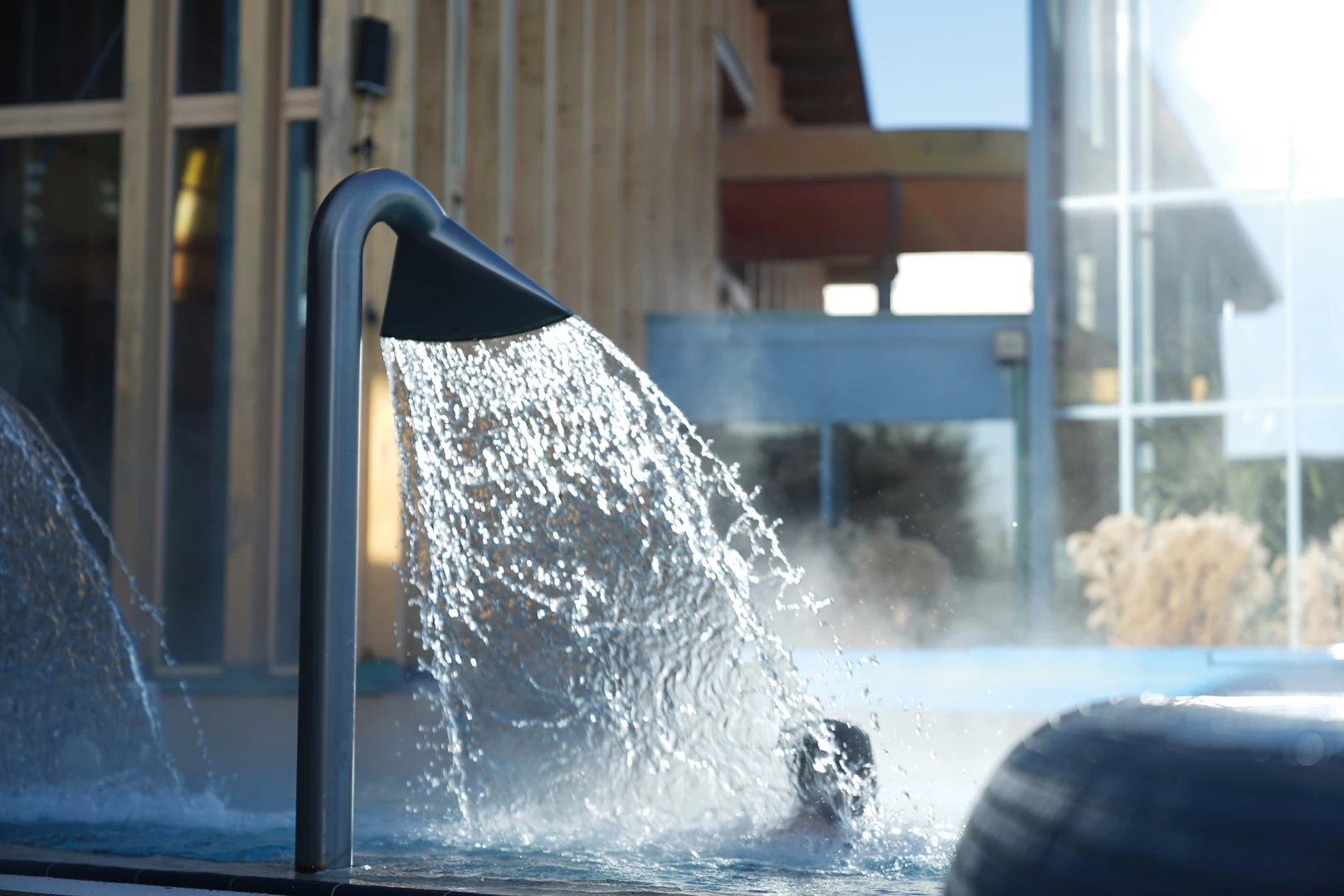 Sprudelnder Wasserstrahl im Außenbereich des Wonnemar Resorts Wismar – ein perfekter Ort für wohltuende Entspannung im Thermalwasser.