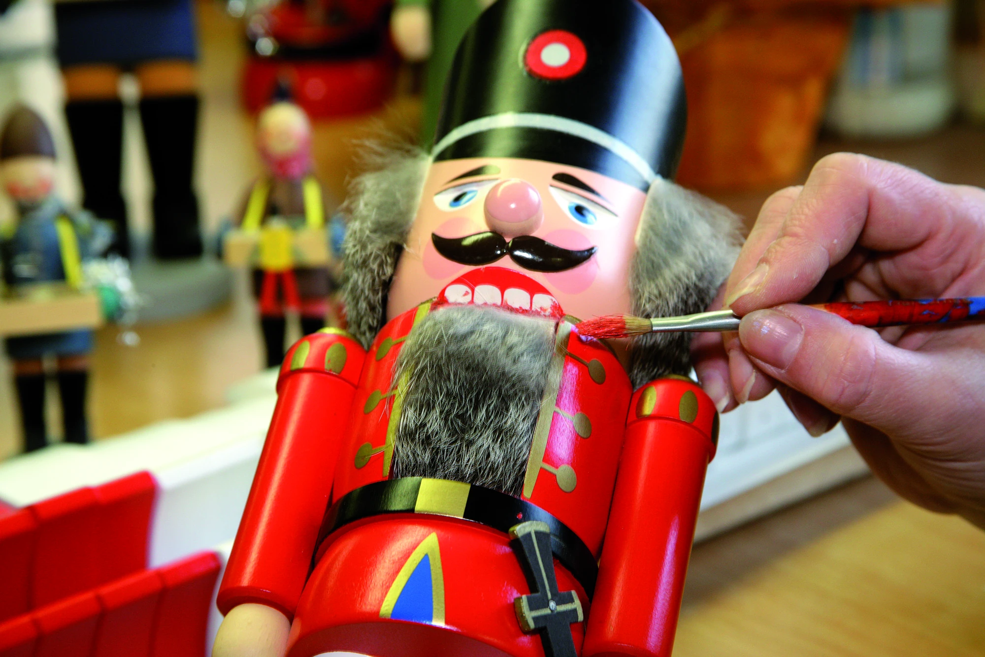 Erzgebirge Sehenswürdigkeiten Bemalen von Nussknackern in Seiffen Spielzeugmuseum