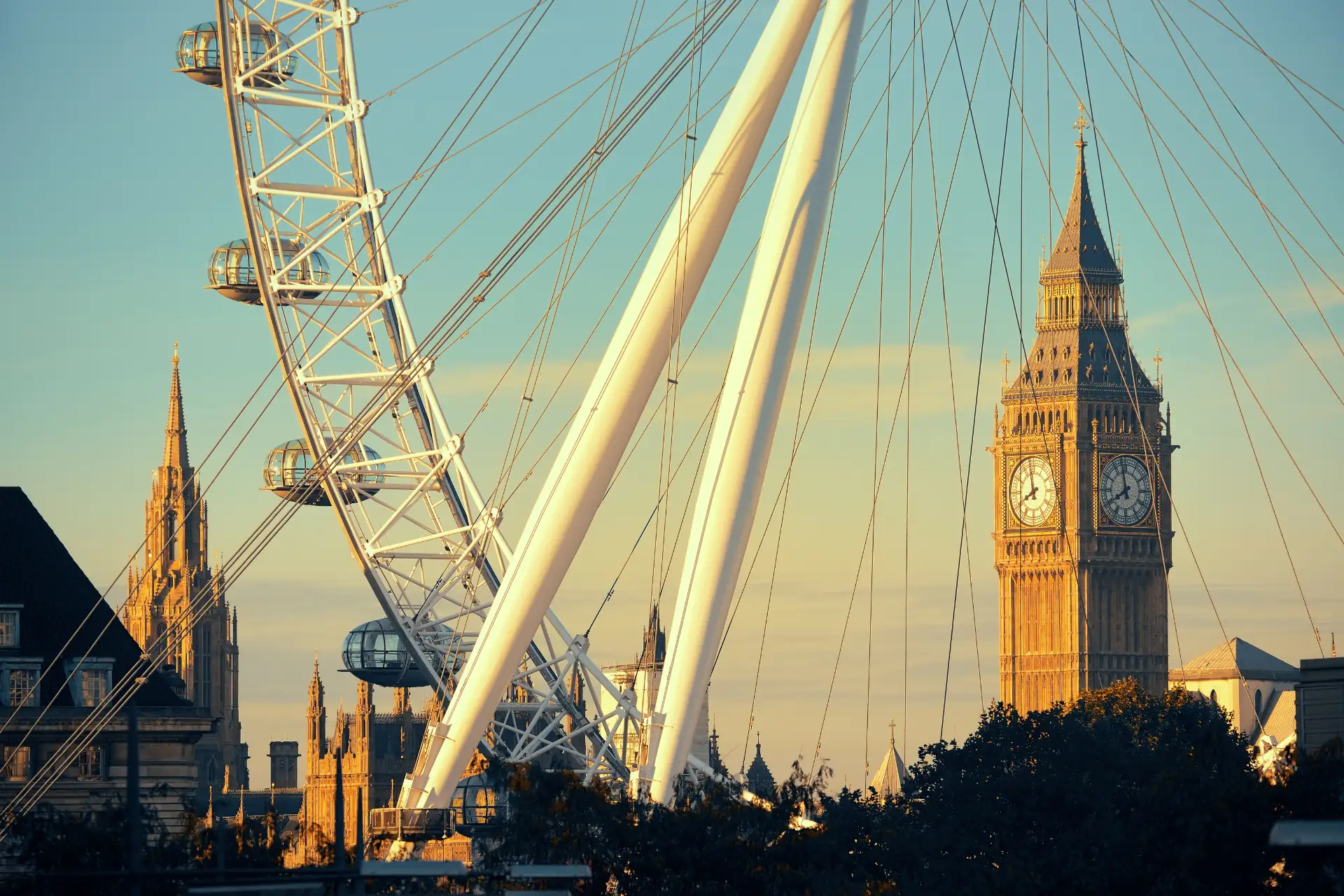Städtereisen Metropolen Europa London Eye und Big Ben im goldenen Sonnenlicht. Mit einem Ausschnitt der Skyline von London