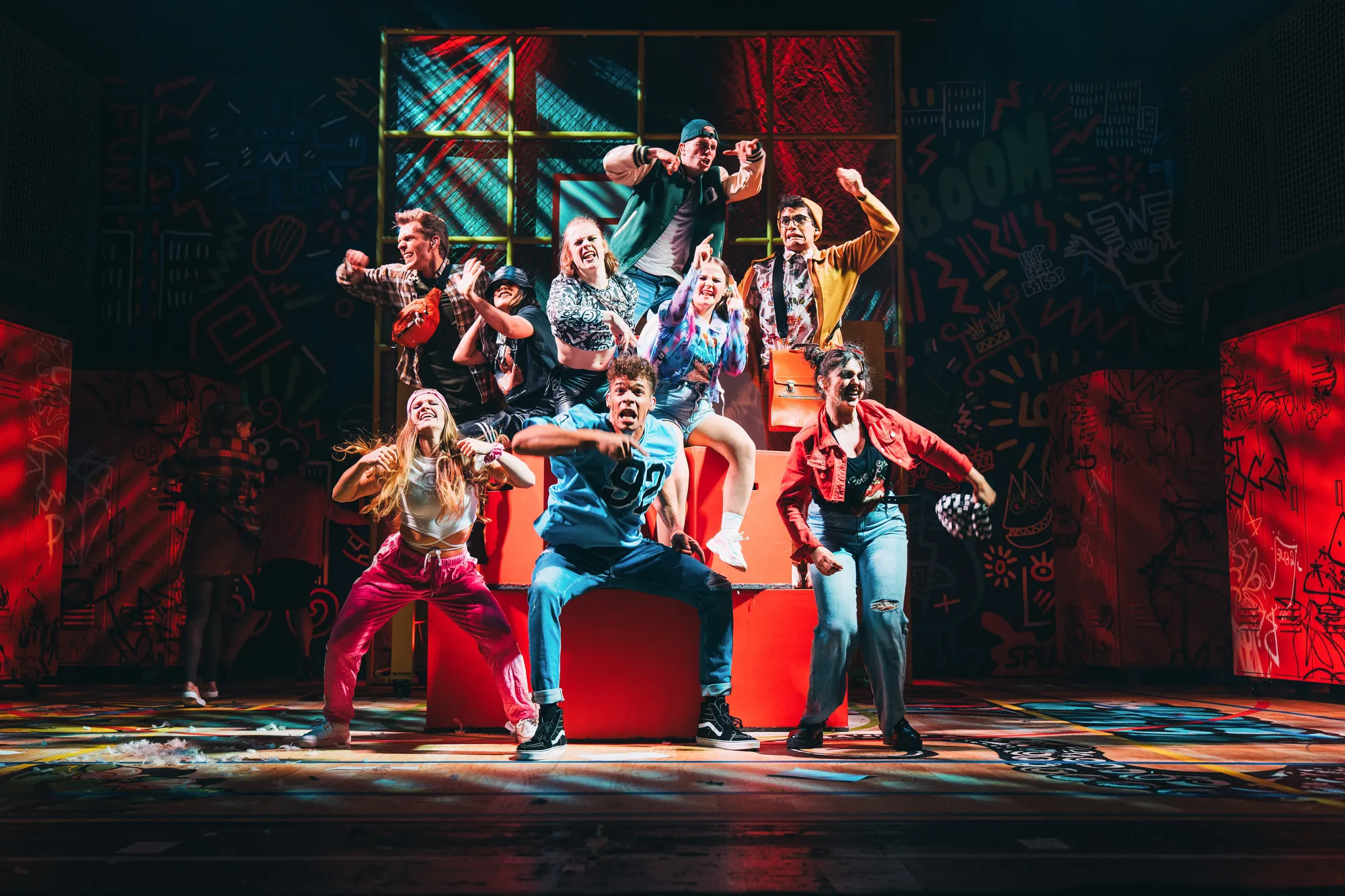 Fack Ju Göhte Szene - Bunt gekleidete Menschen tanzen
