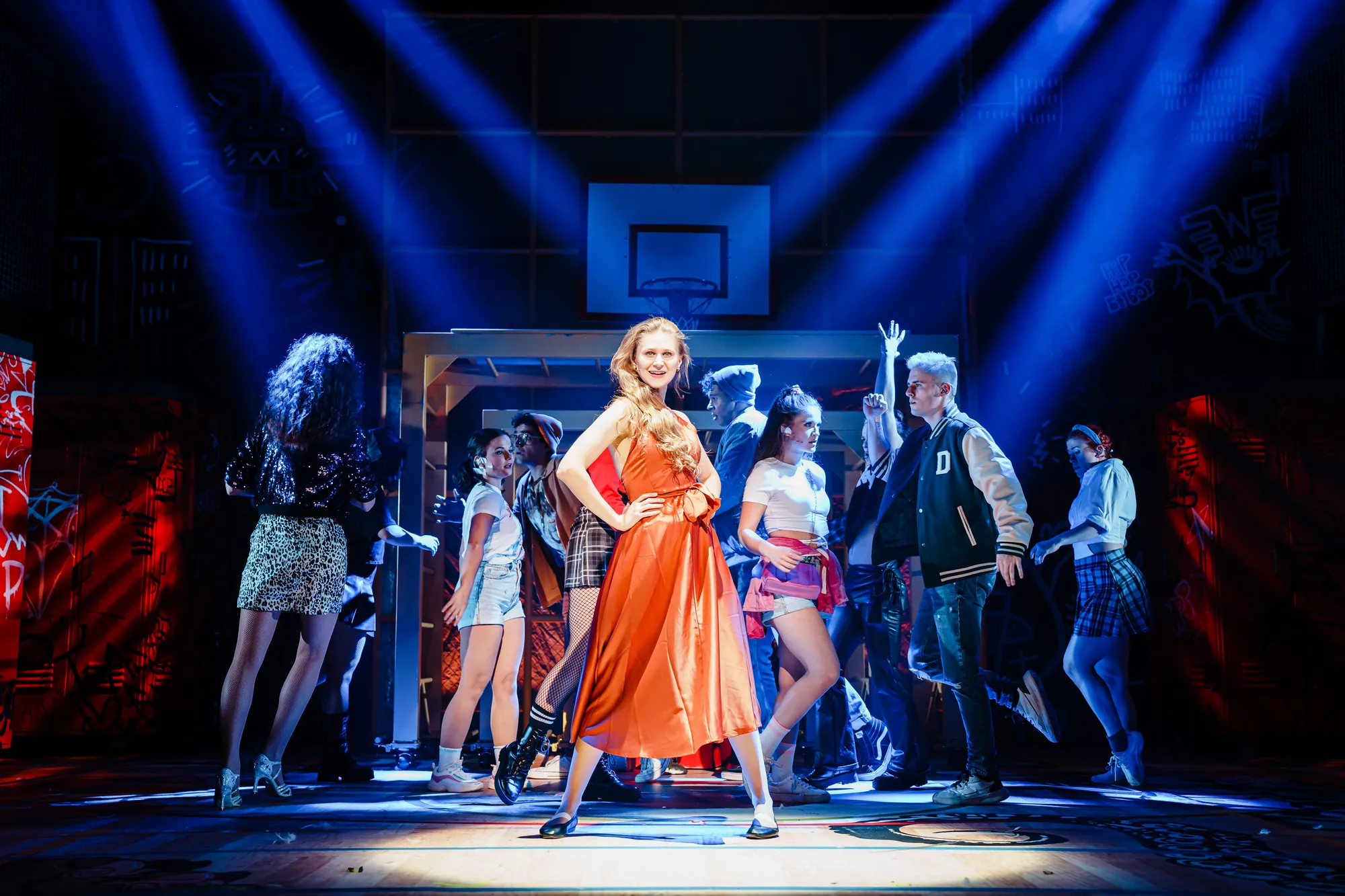 Fack Ju Göhte Tanzszene - Frau im Kleid Vordergrund, Hintergrund Tänzer