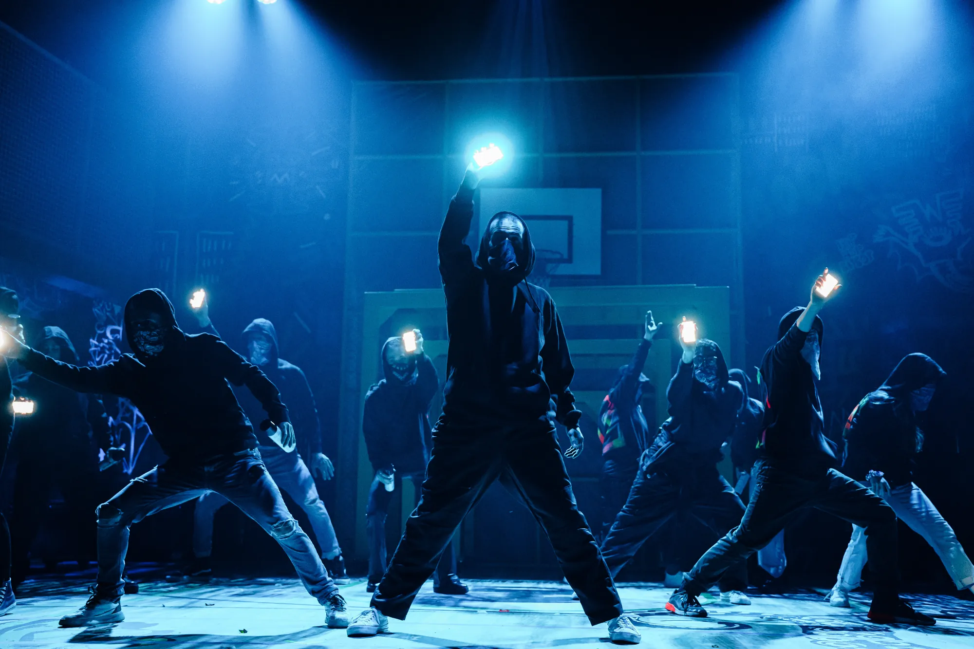 Fack Ju Göhte - Dunkel gekleidete Menschen die posen