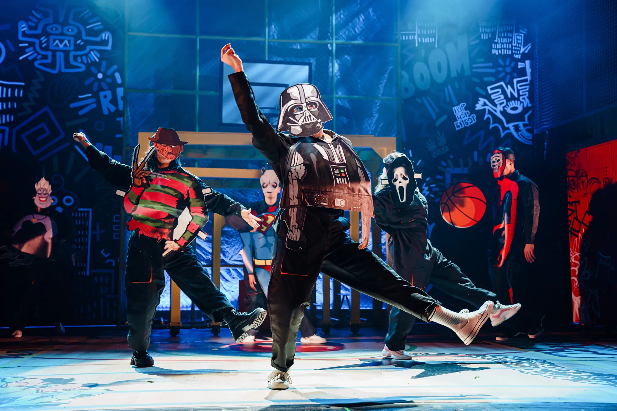 Fack Ju Göhte Tanzszene - reale Menschen mit Comic Gesichtern