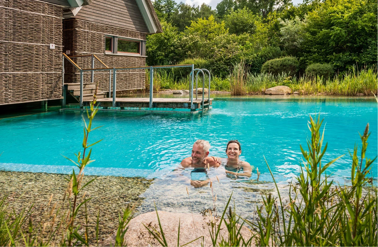 Der natürliche Schwimmbereich mit klarem Wasser und Pflanzen.