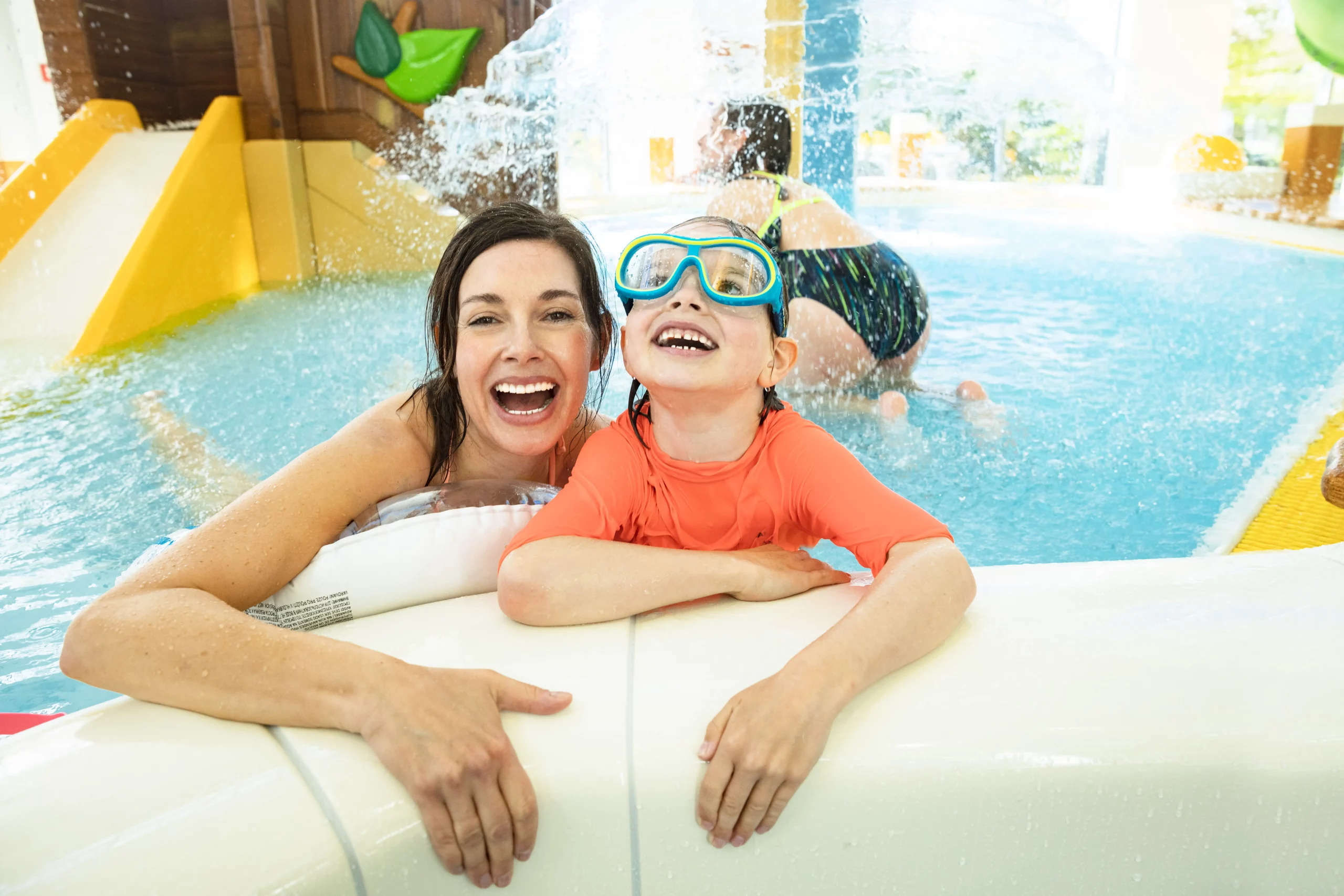 Familienzeit im Wasserpark mit fröhlichen Gesichtern.