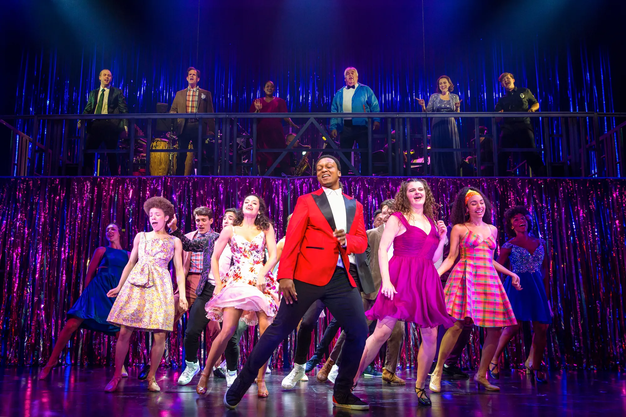 Footloose Musical - Ren und seine Mitschüler in Abschlusskleidern feiern tanzend ihren Abschlussball