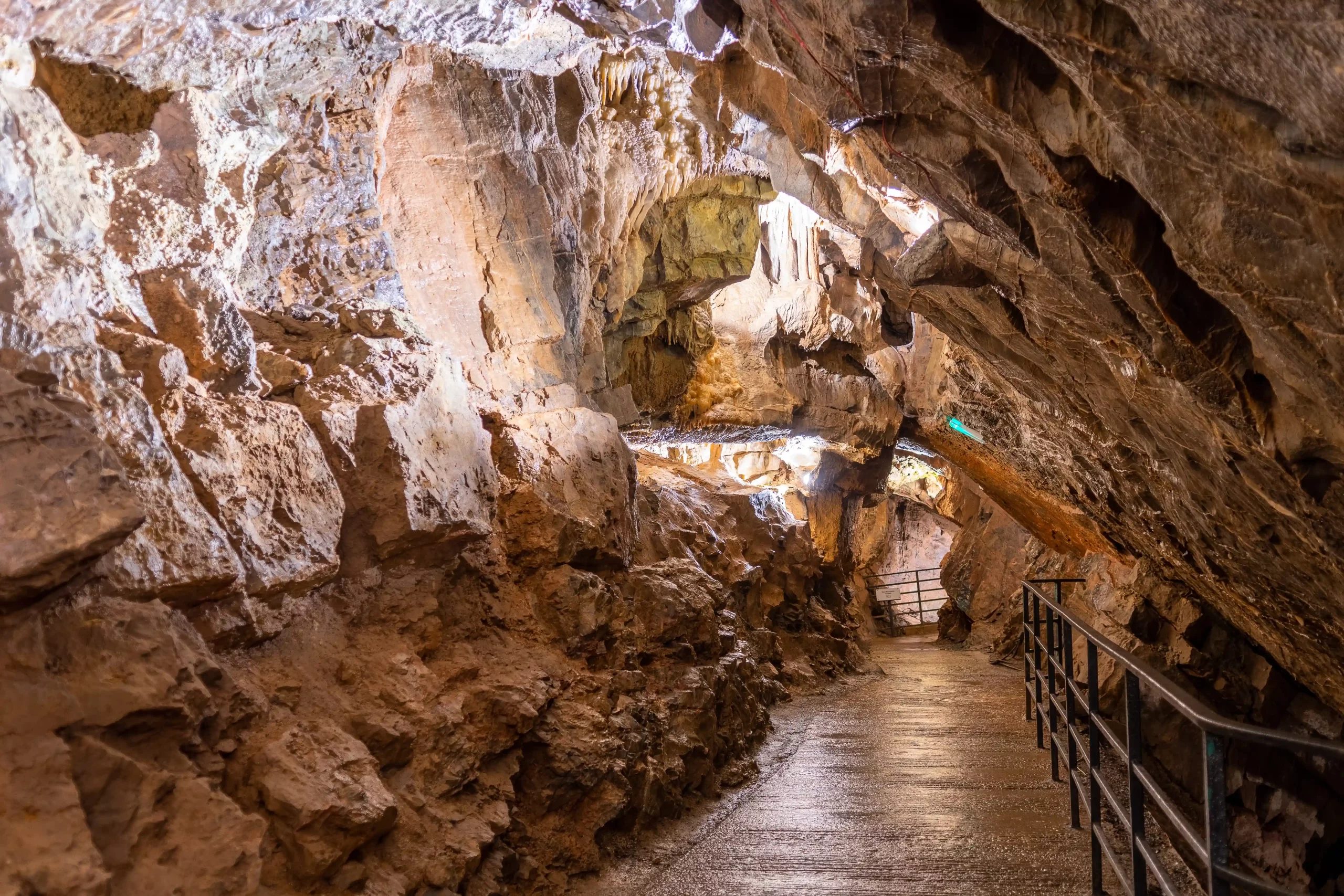Eindrucksvoller Fußweg durch Goughs Höhle in Cheddar George