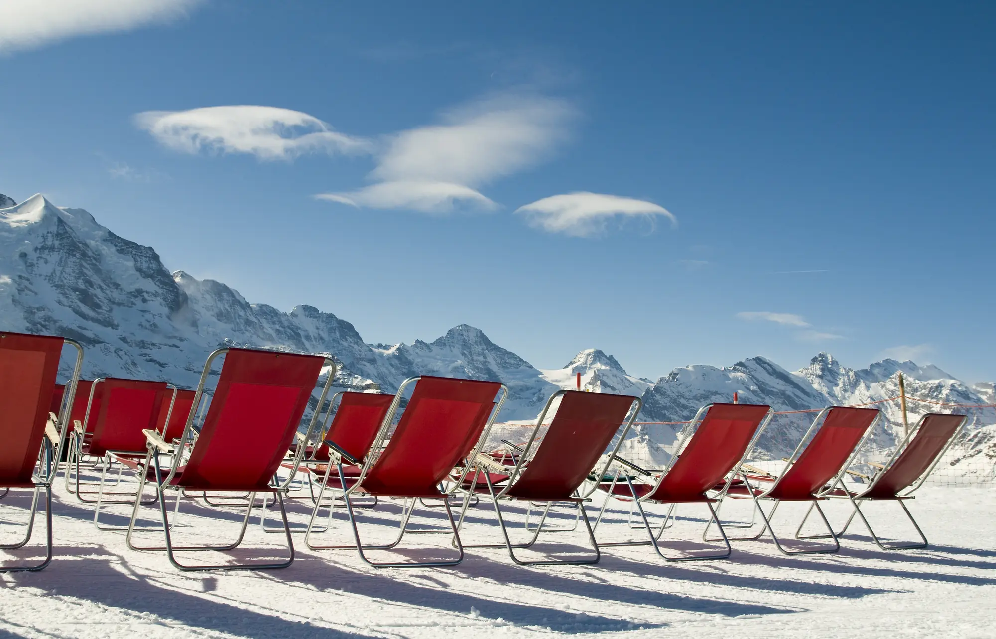 Rote Liegestühle im Schnee