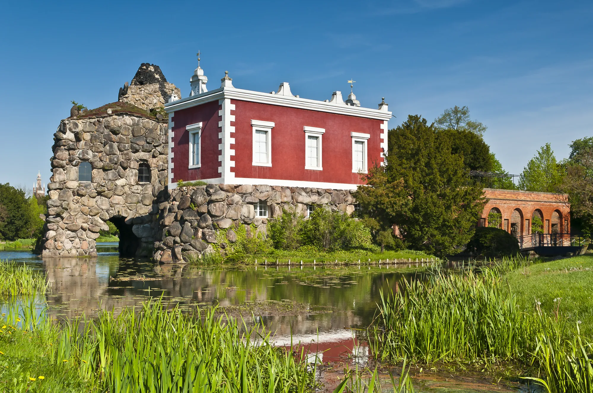Dessau - Aussicht auf die grüne Landschaft und Wörlitzer Park und die Villa Hamilton.