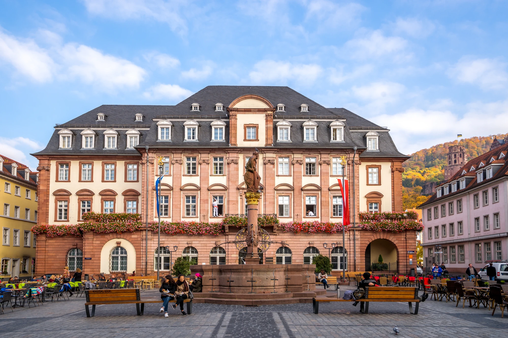Rathaus und Herkulesbrunnen in Heidelberg Urlaub