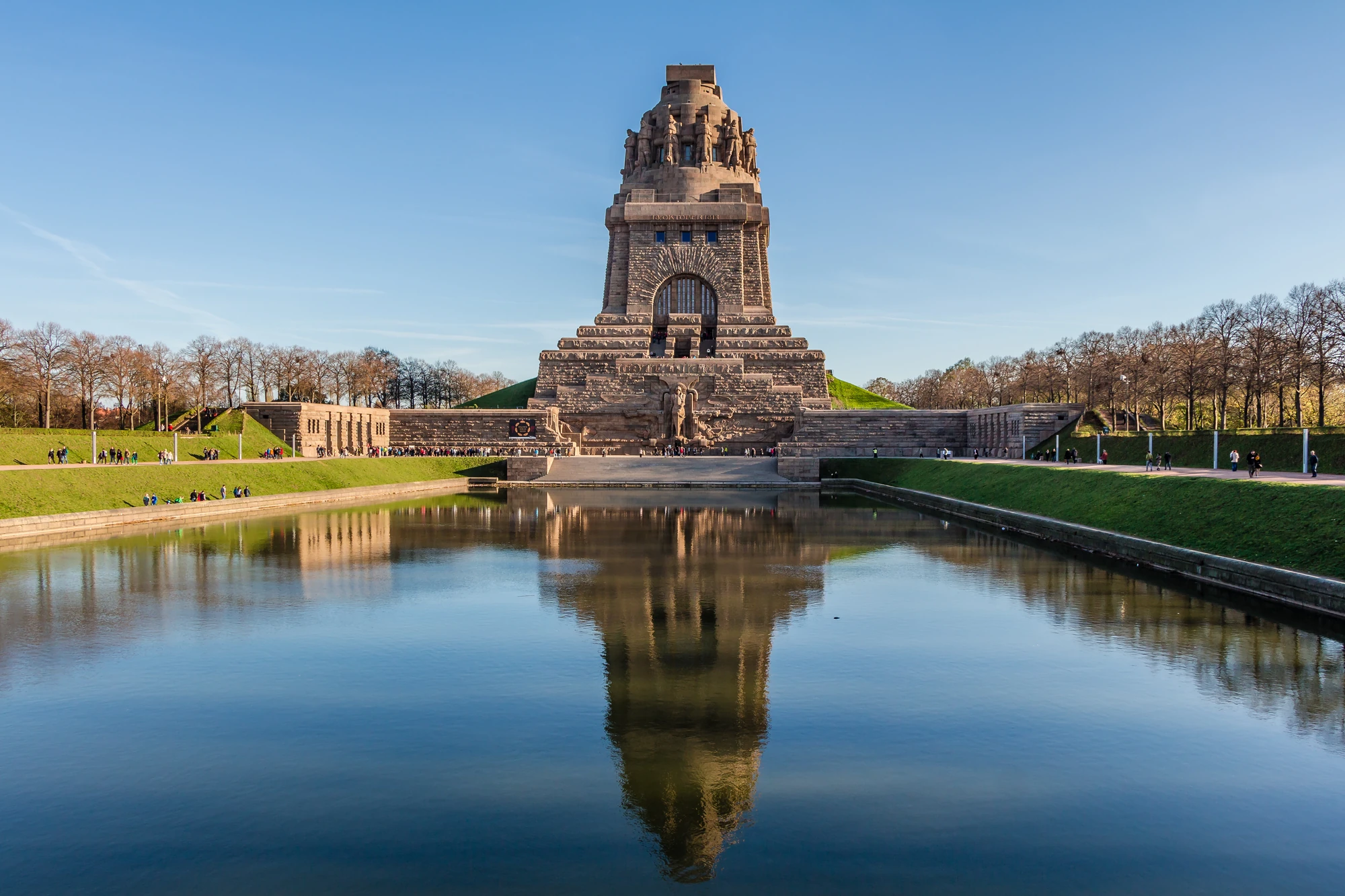 Leipzig - beeindruckendes Völkerschlachtdenkmal am Wasser in Leipzig