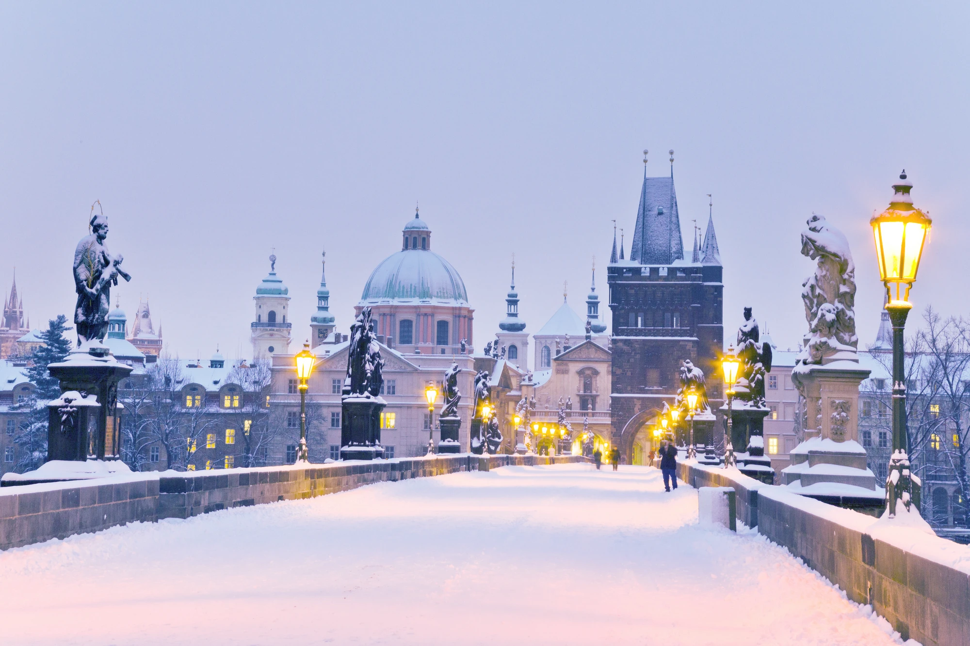 Prag Urlaub - Karlsbrücke im Winter voller Schnee