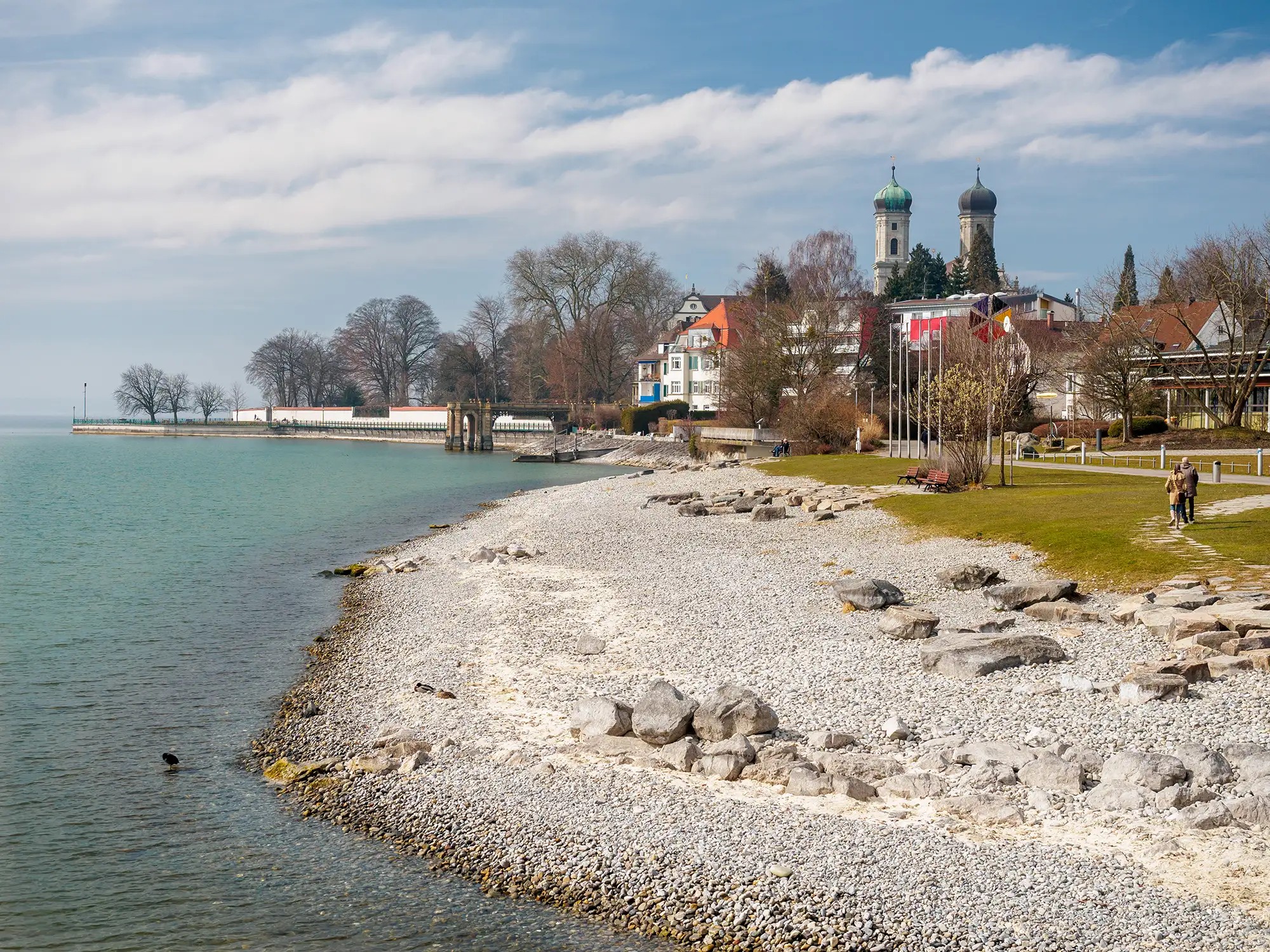 Uferszenerie und Schlosskirche in Friedrichshafen am Bodensee
