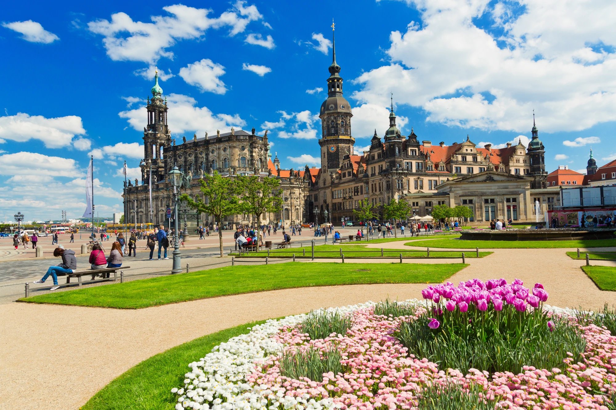 Dresden - Theaterplatz in Dresden, Hof mit Blumen, Schloss im Hintergrund