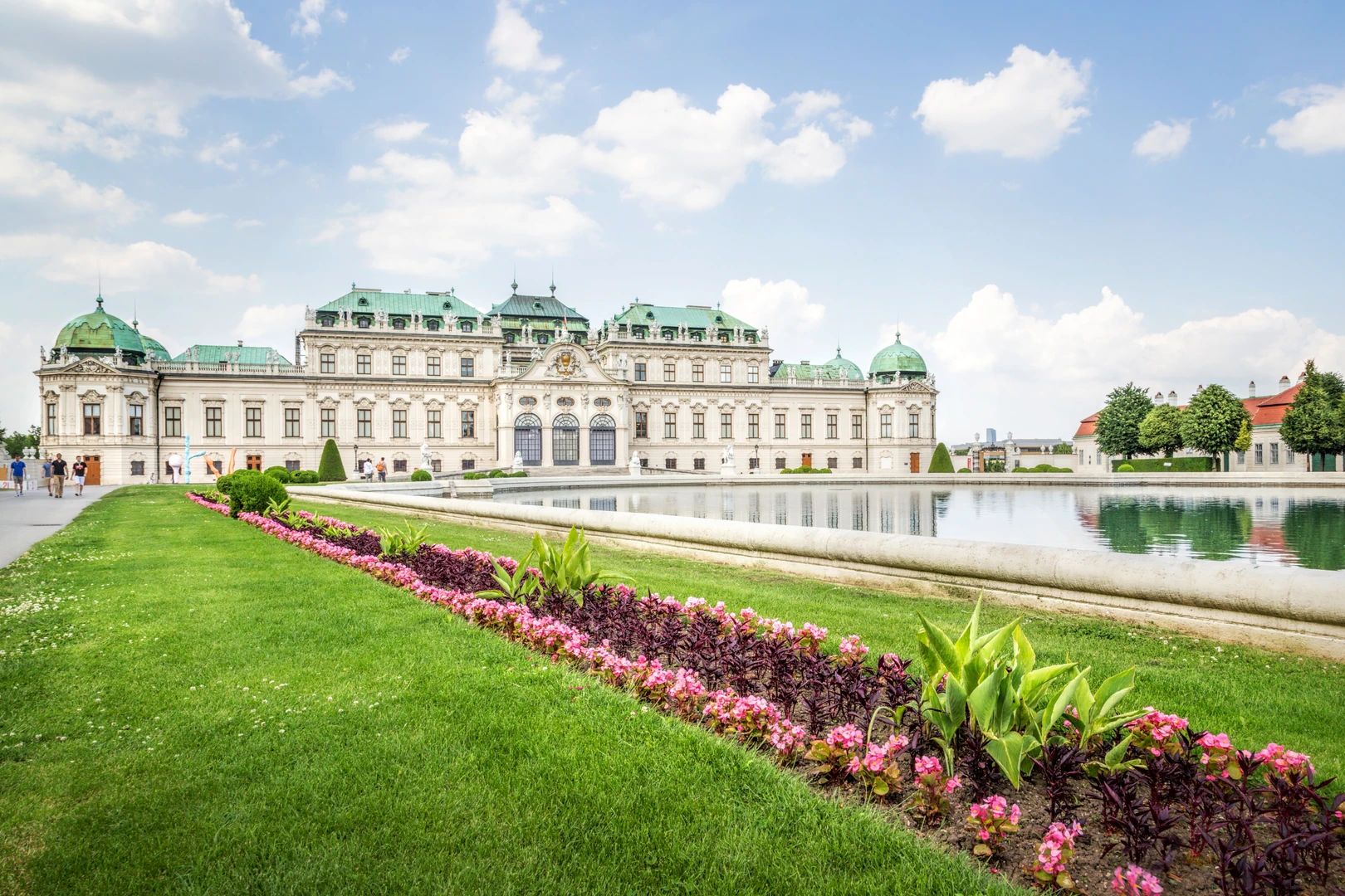 Wien - majestätisches Schloss Belvedere und sein grüner Garten
