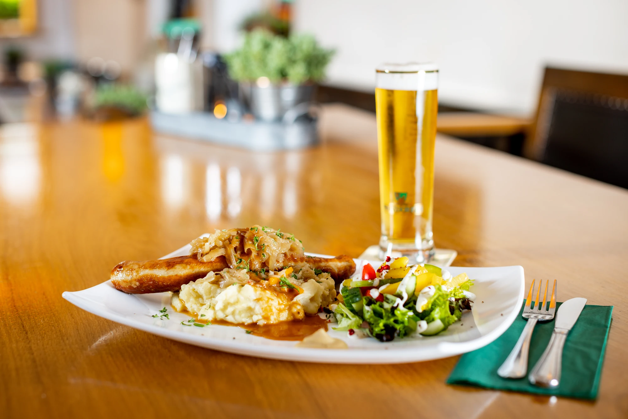 Watzdorfer Geleitschenke - deutsches Gericht, Bratwurst, Bier, Kartoffelbrei