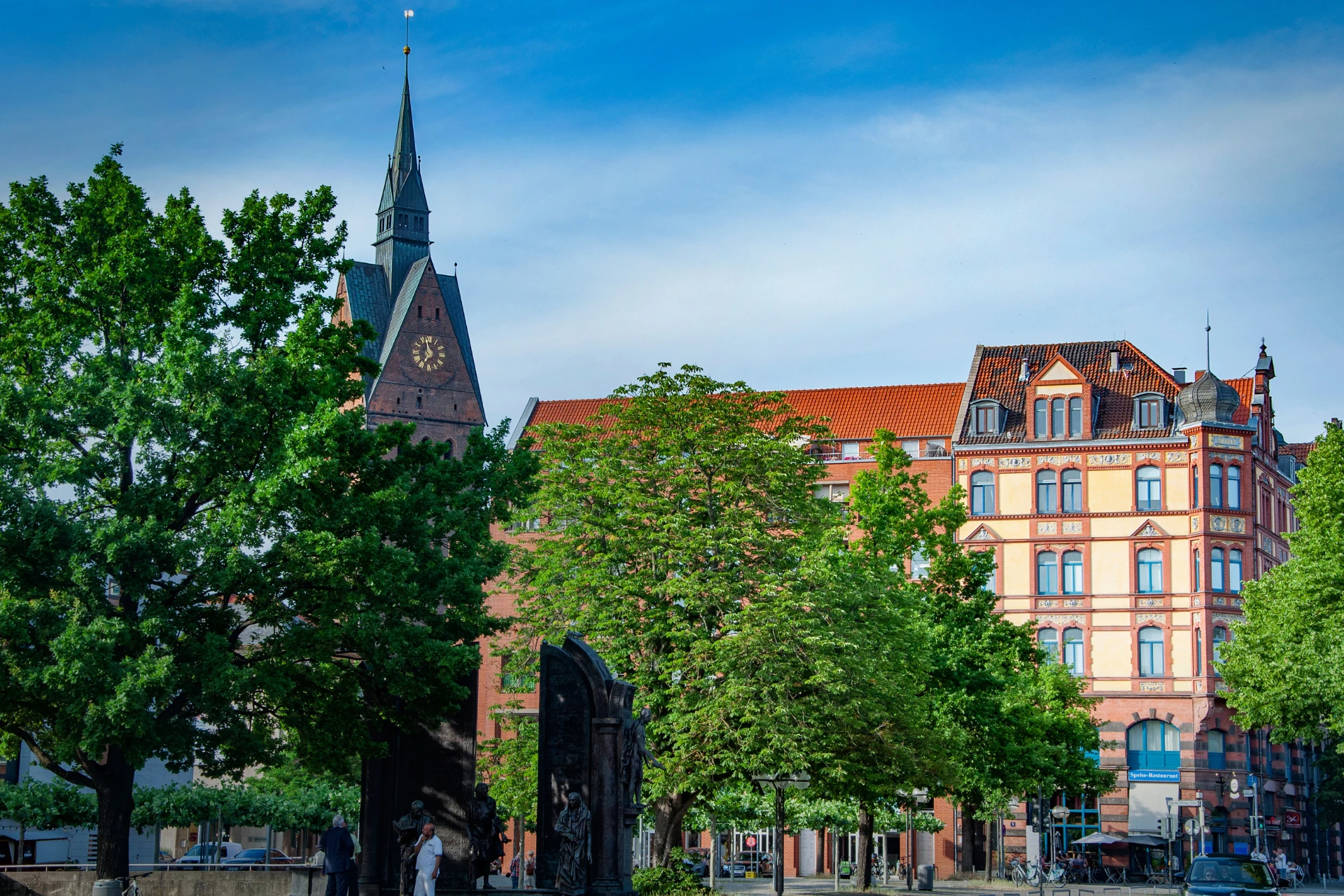 Blick auf ein historisches Gebäude mit einem Kirchturm und Bäumen